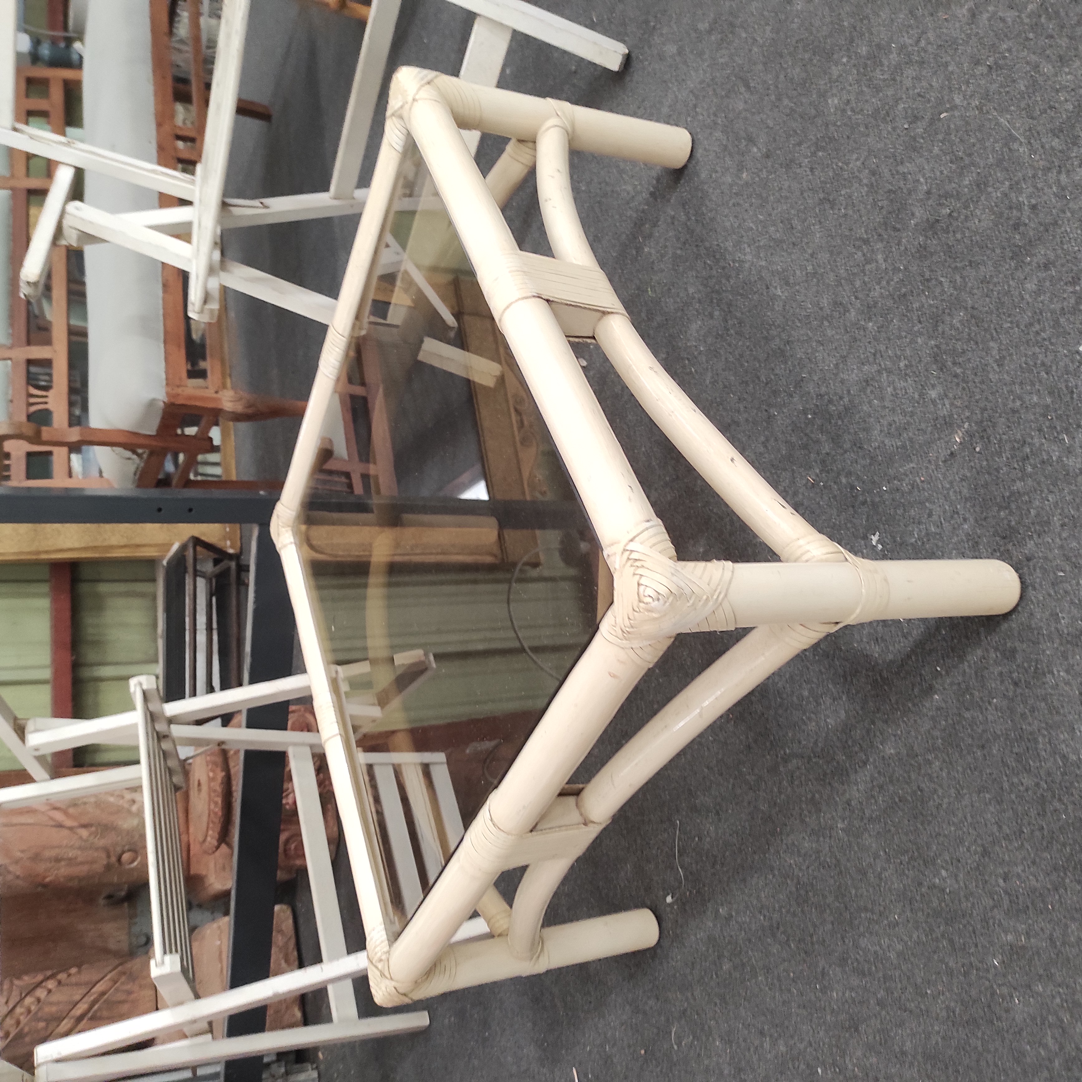 TABE BASSE ROTIN BLANC 66/34 CM PLATEAU VERRE FUME ANNEES 70