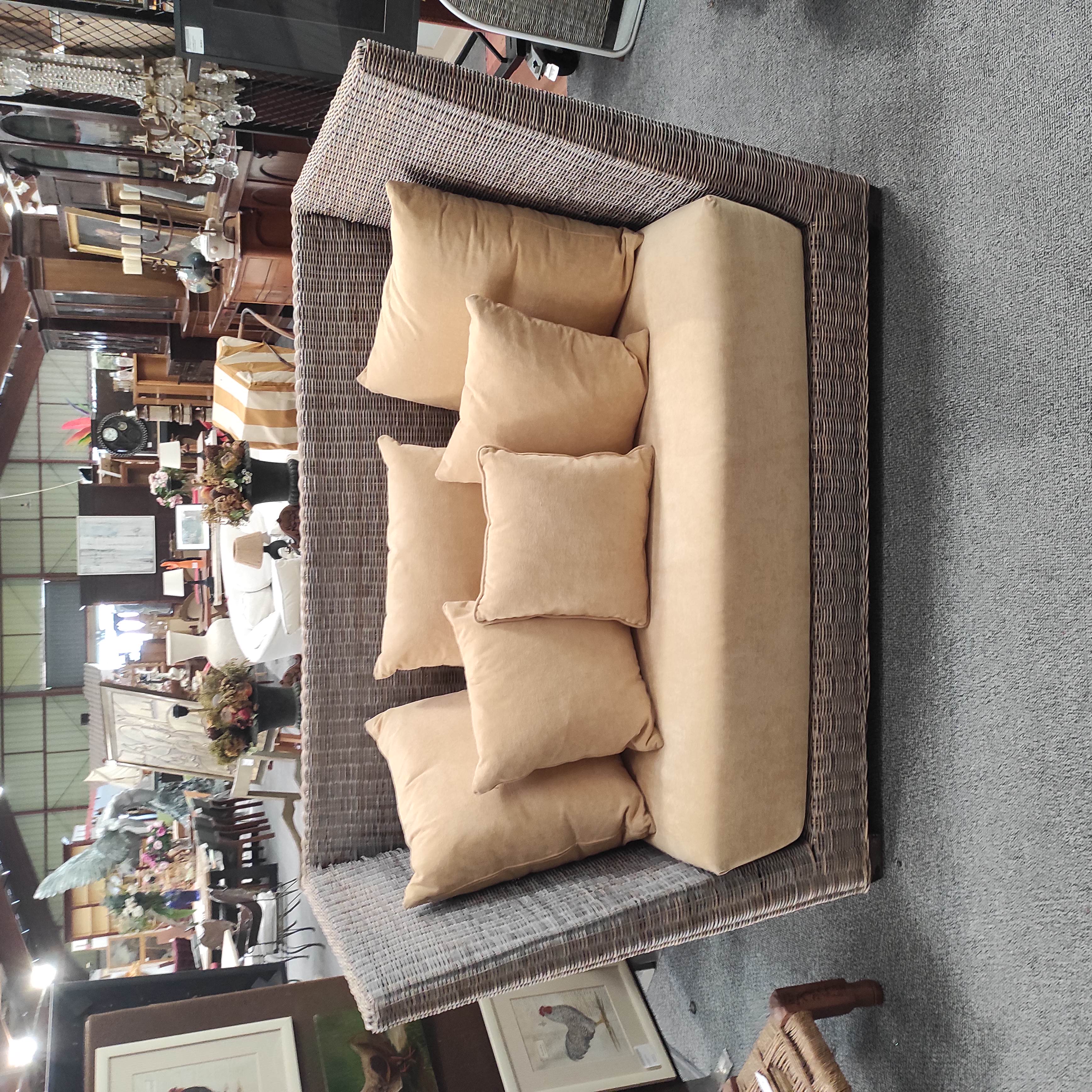 IMPORTANTE BANQUETTE EN OSIER ET TISSU JAUNE 172 x 110x 80 CM