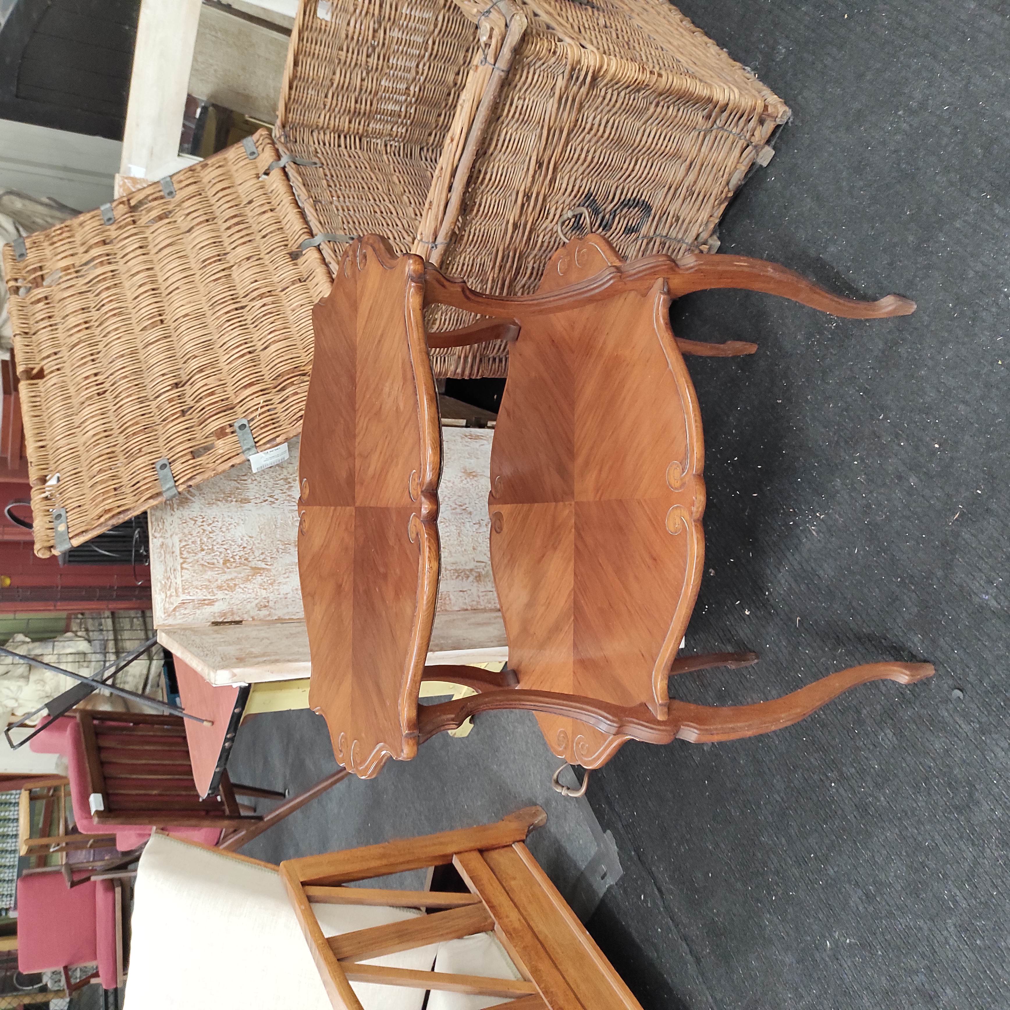 TABLE A THE 1900 EN PLACAGE DE NOYER 83 x 80 x 50 CM