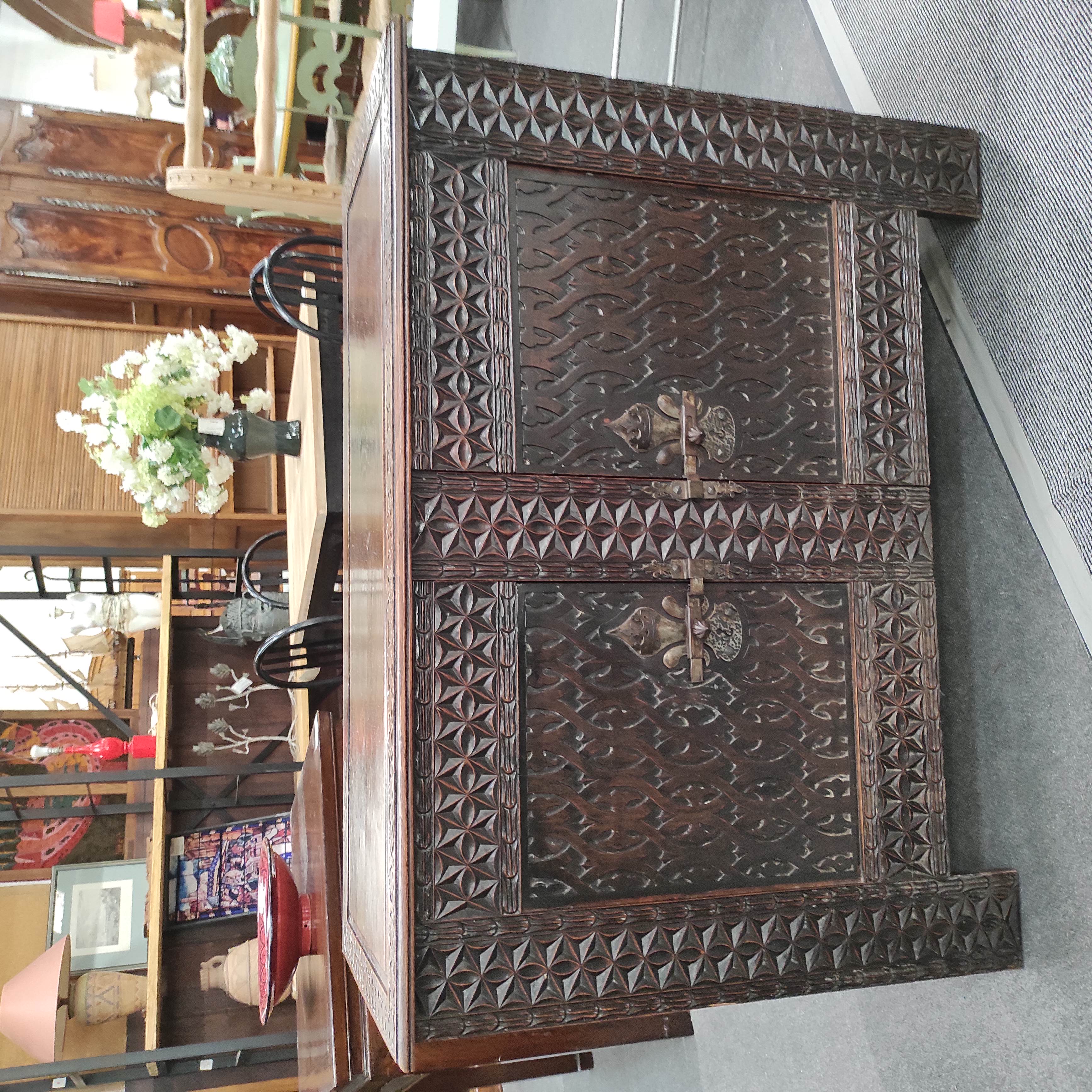 MEUBLE BAS 2 PORTES SCULPTEES EN CHENE 120 x 85 x 50 CM