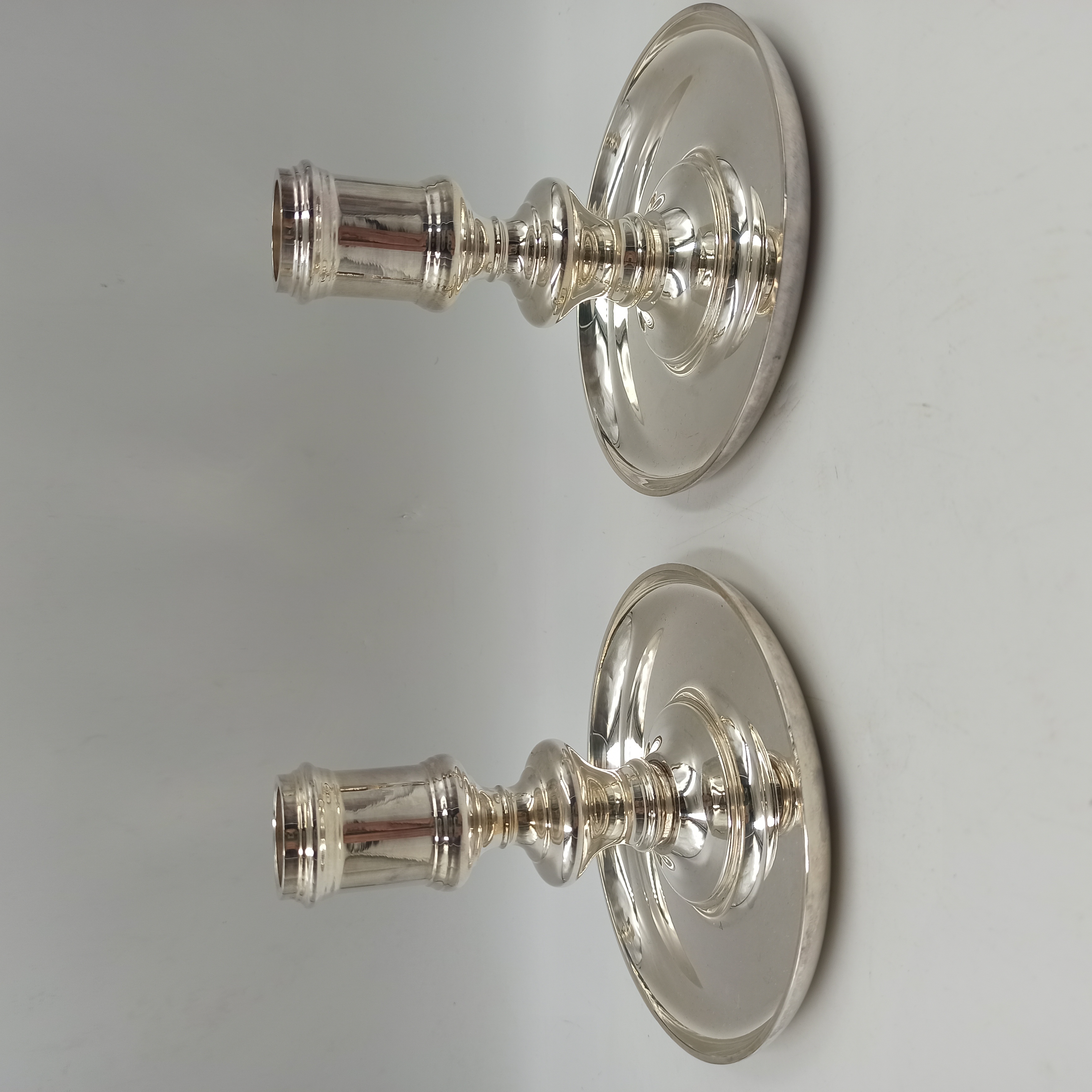 CHRISTOFLE PAIRE DE BOUGEOIRS A COUPELLE EN METAL ARGENTE H. 12 CM