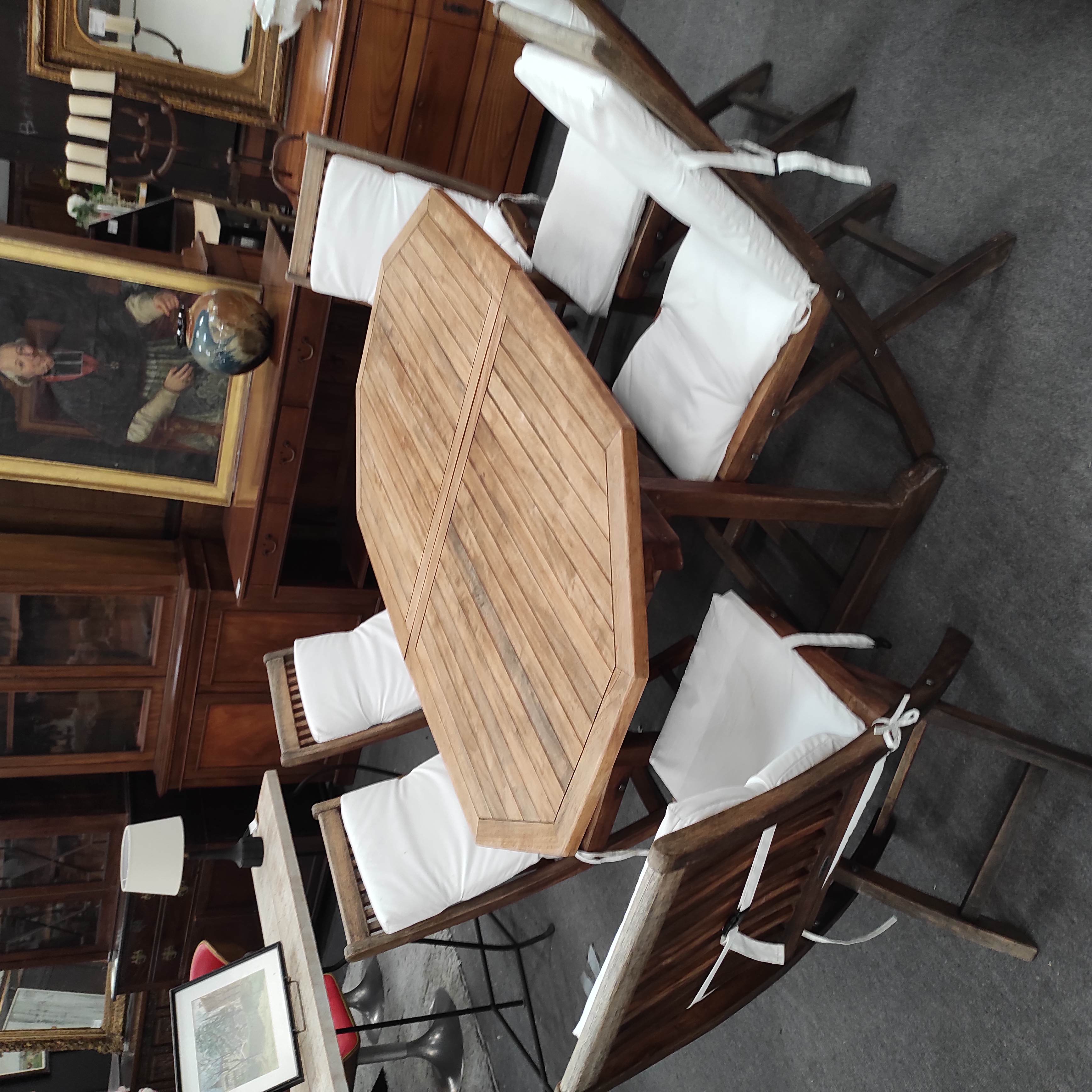 TABLE DE REPAS 233/173/76/97 CM + 6 CHAISES PLIANTES EN TECK AVEC COUSSINS