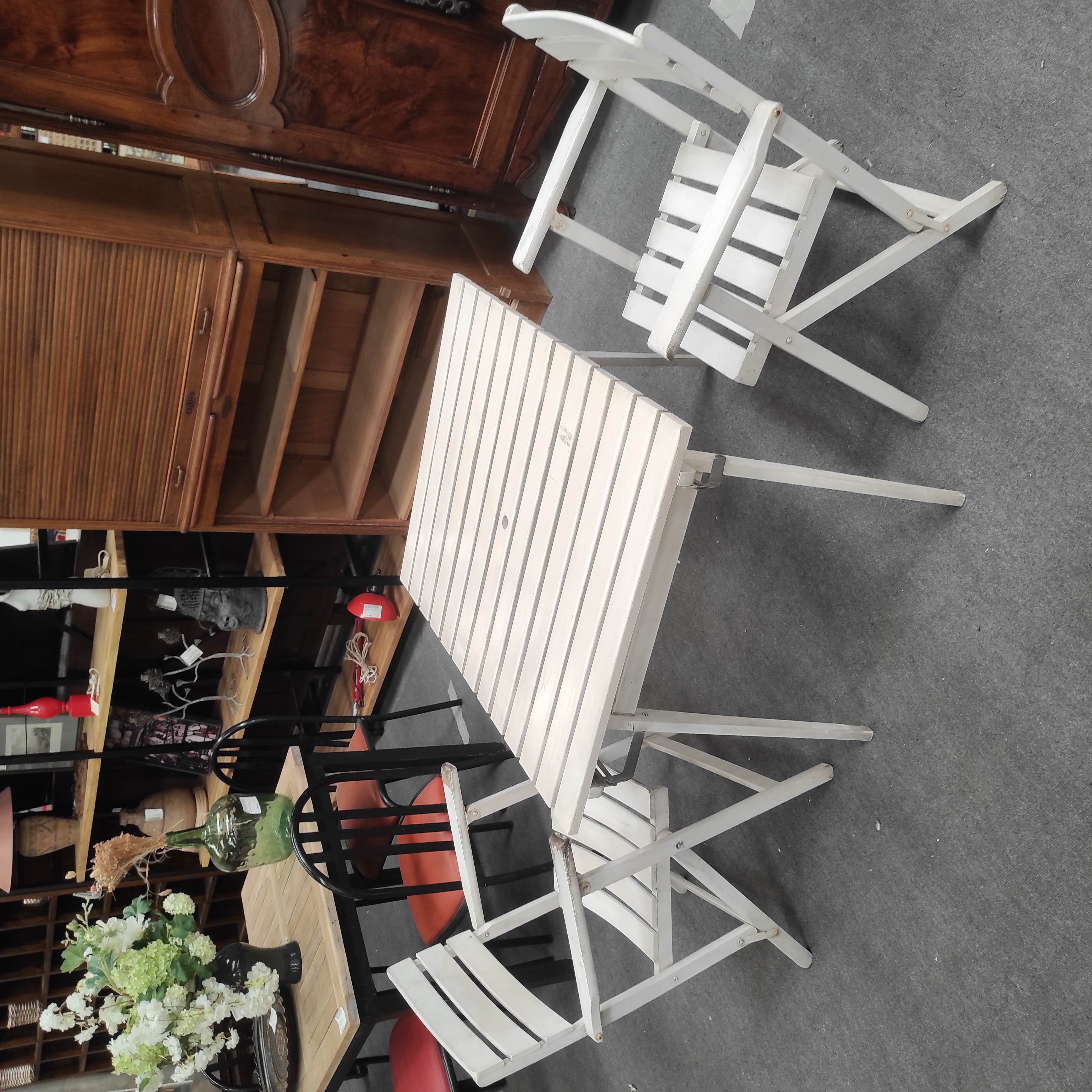 TABLE DE JARDIN PLIANTE ET 2 FAUTEUILS BLANCS ANNEES 50