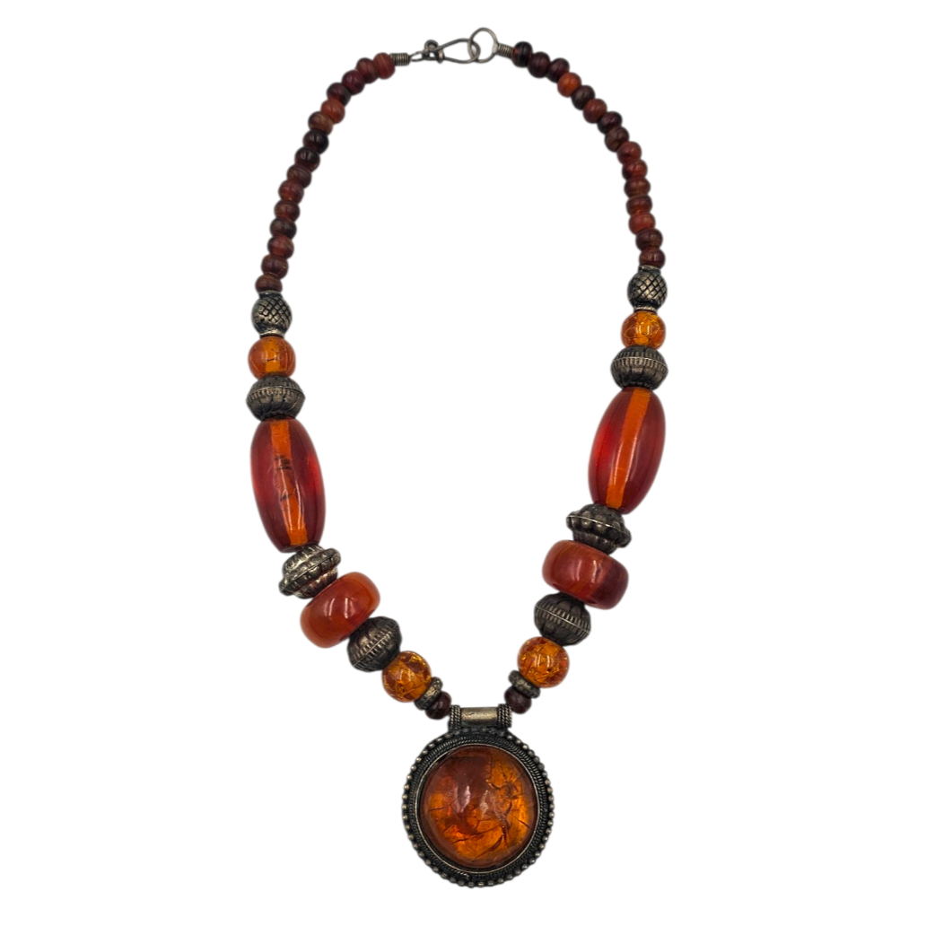 COLLIER ETHNIQUE EN RESINE AMBREE ET METAL