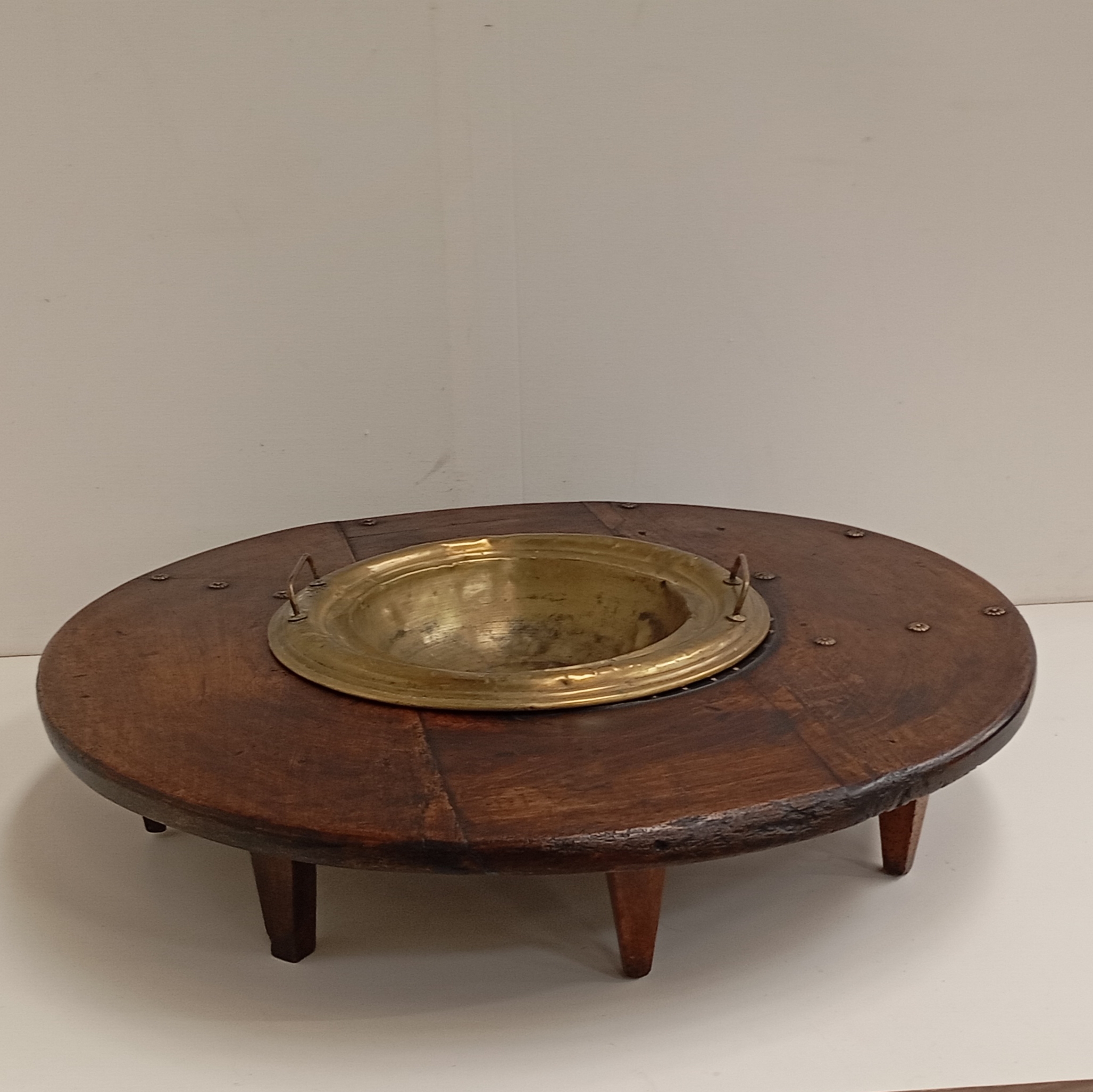 TABLE BASSE BRASERO EN BOIS ET LAITON DIAM 95 CM