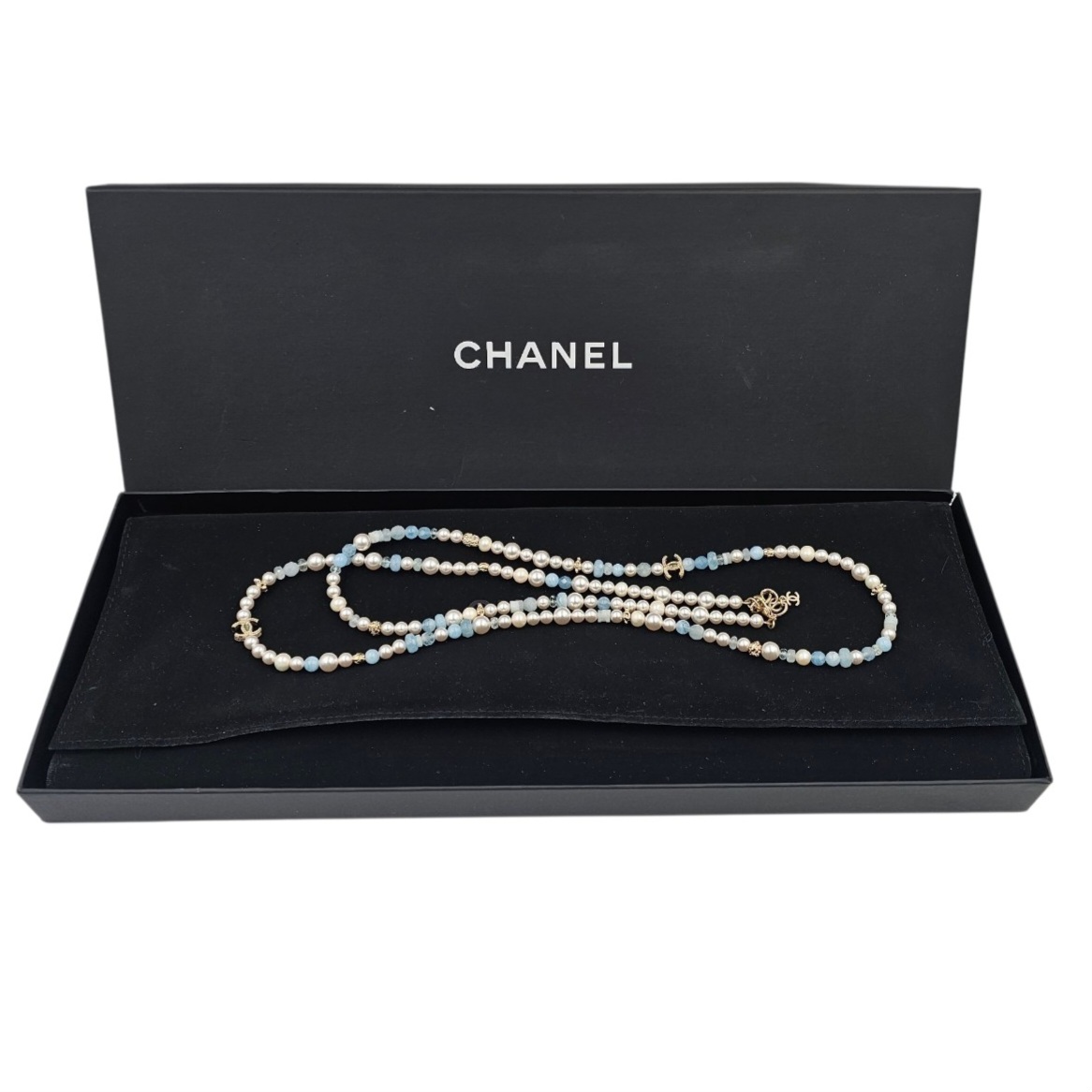 CHANEL COLLIER SAUTOIR PERLES NACREES ET AIGUE-MARINE COLL. A/H 2018 + ECRIN