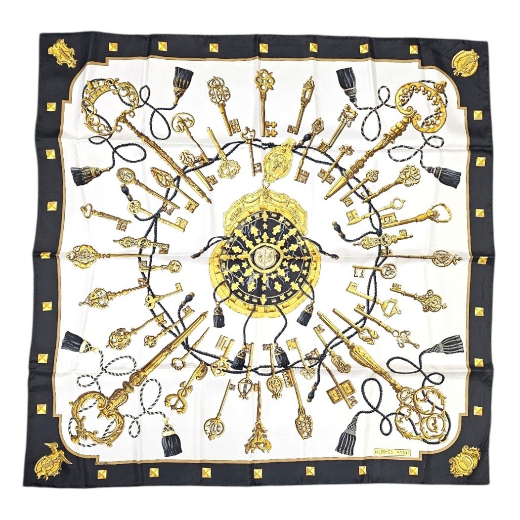 HERMES CARRE LES CLES DE CATY LATHAM FOND BLANC (TACHES)