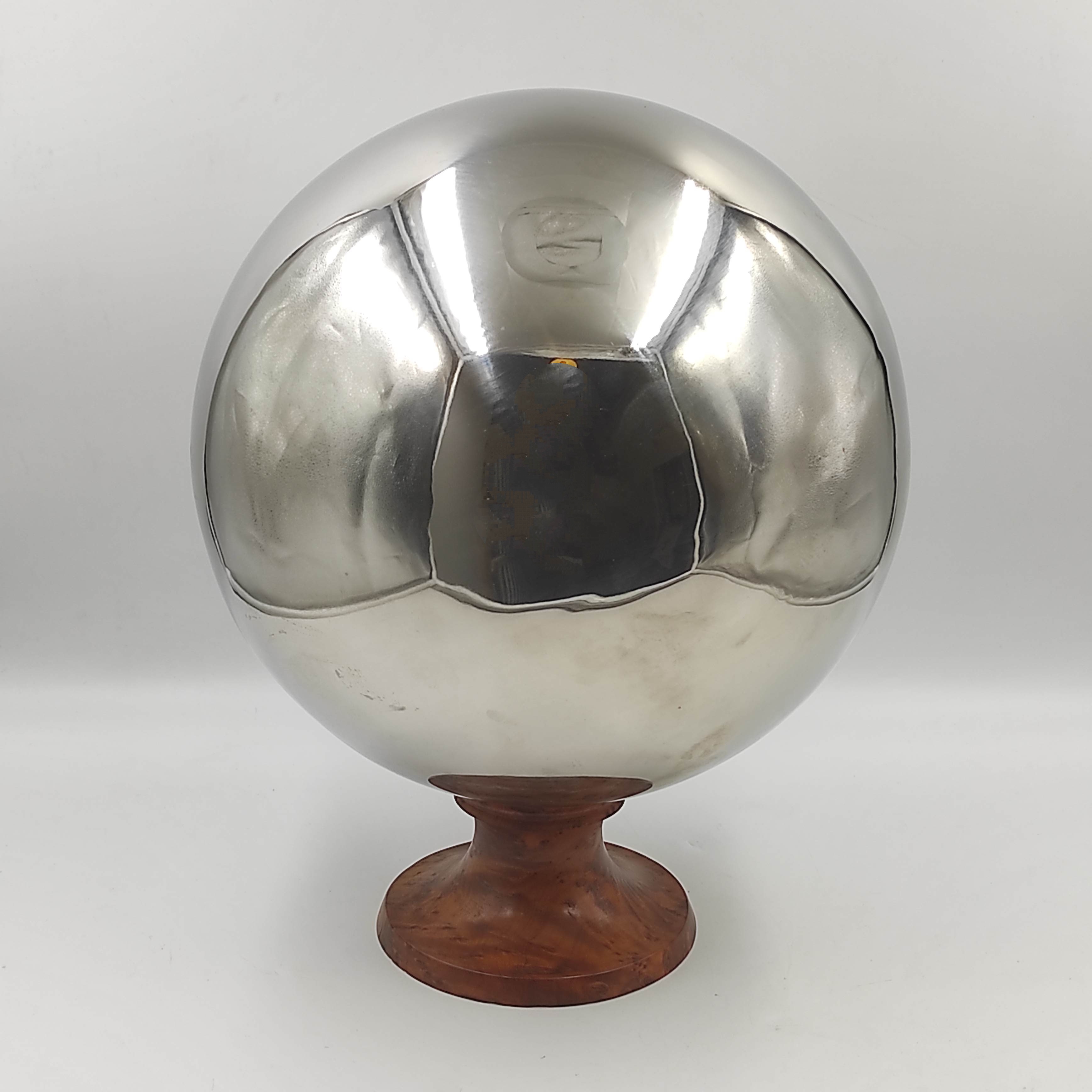 IMPORTANTE BOULE EN VERRE EGLOMISE + SUPPORT EN THUYA DIAM 22 CM