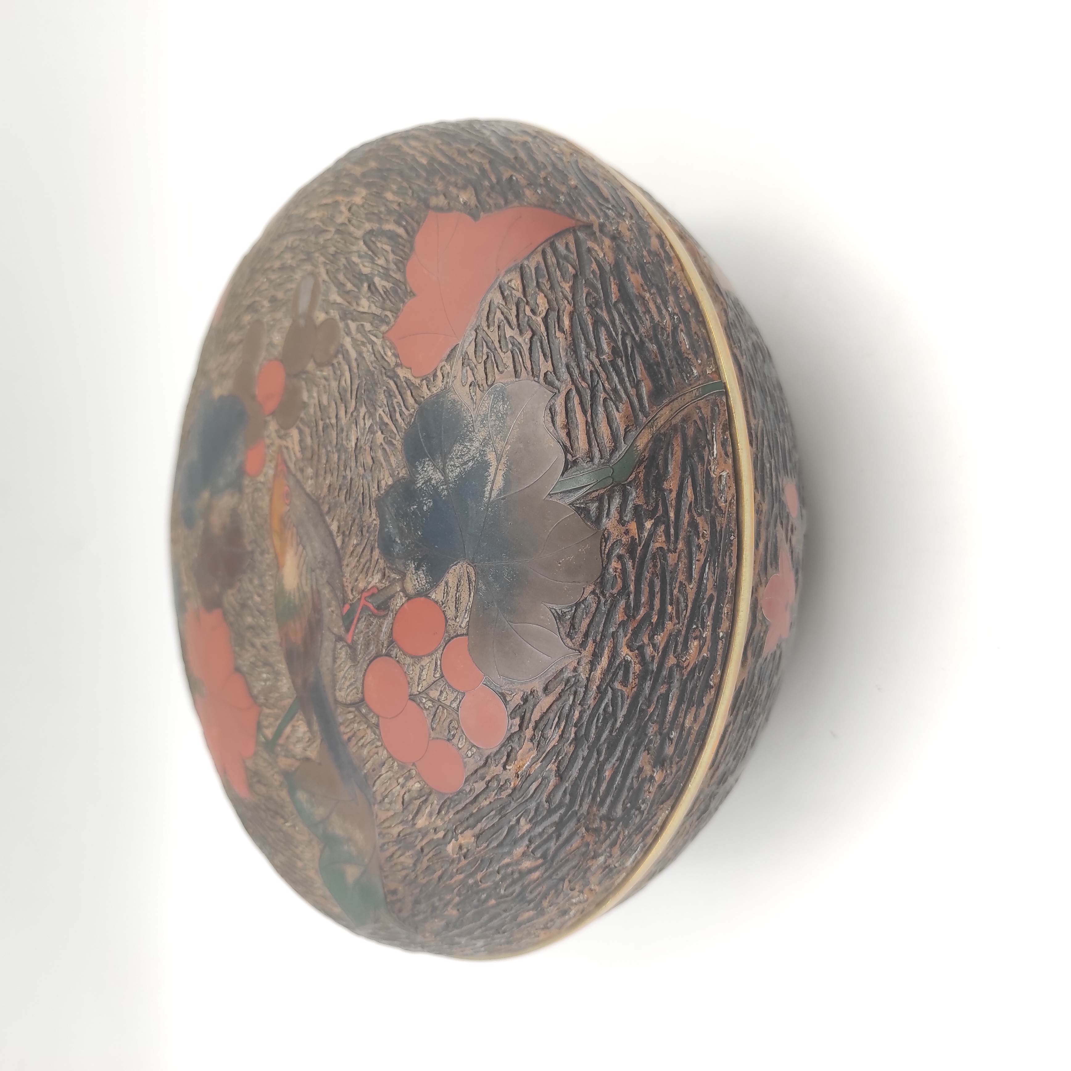 BOITE RONDE CLOISONNEE ET LAQUEE OISEAUX ROUGES ET FLEURS D.18.5 CM H.9 CM