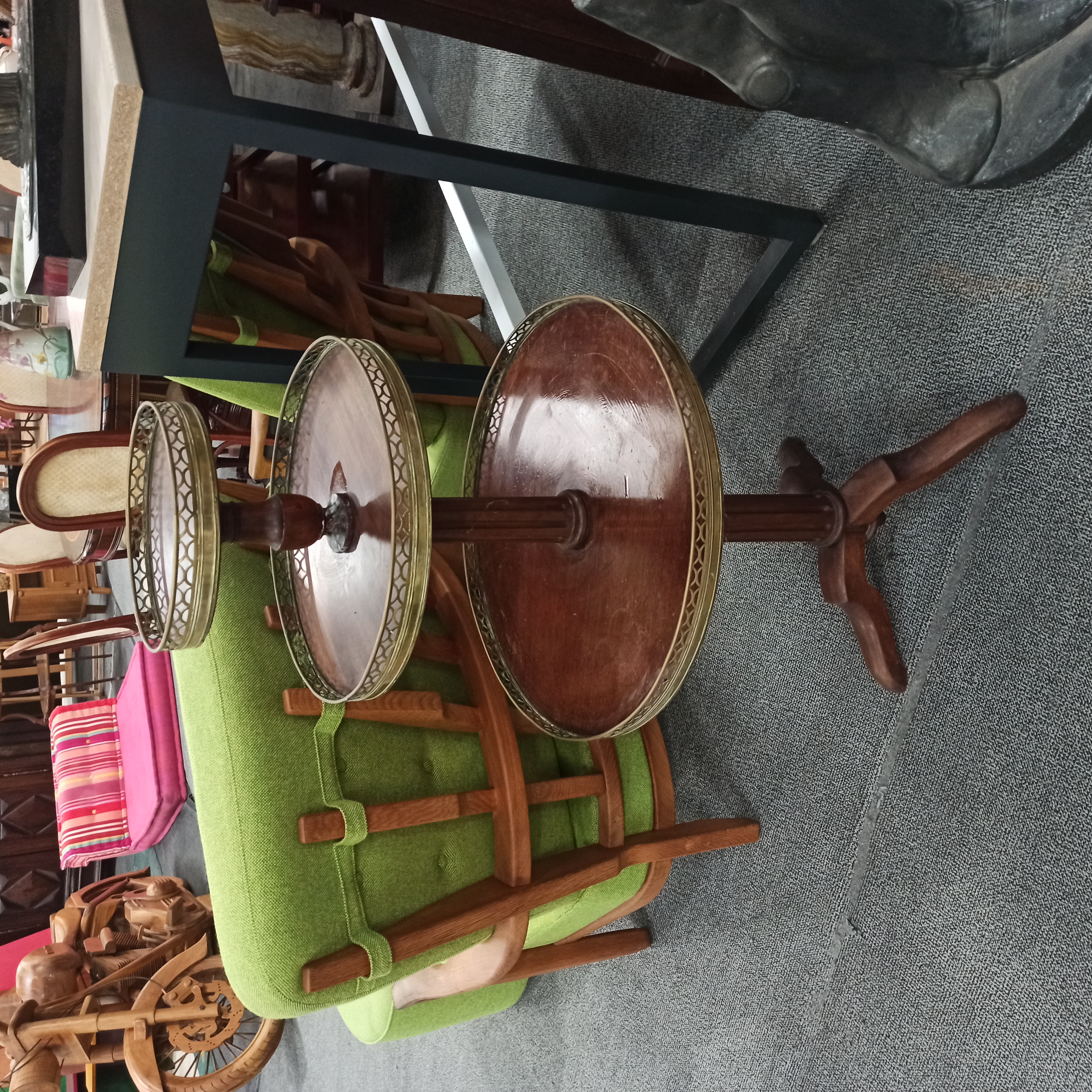SERVITEUR TRIPODE 3 PLATEAUX AVEC GALERIE EN ACAJOU 55/110 CM