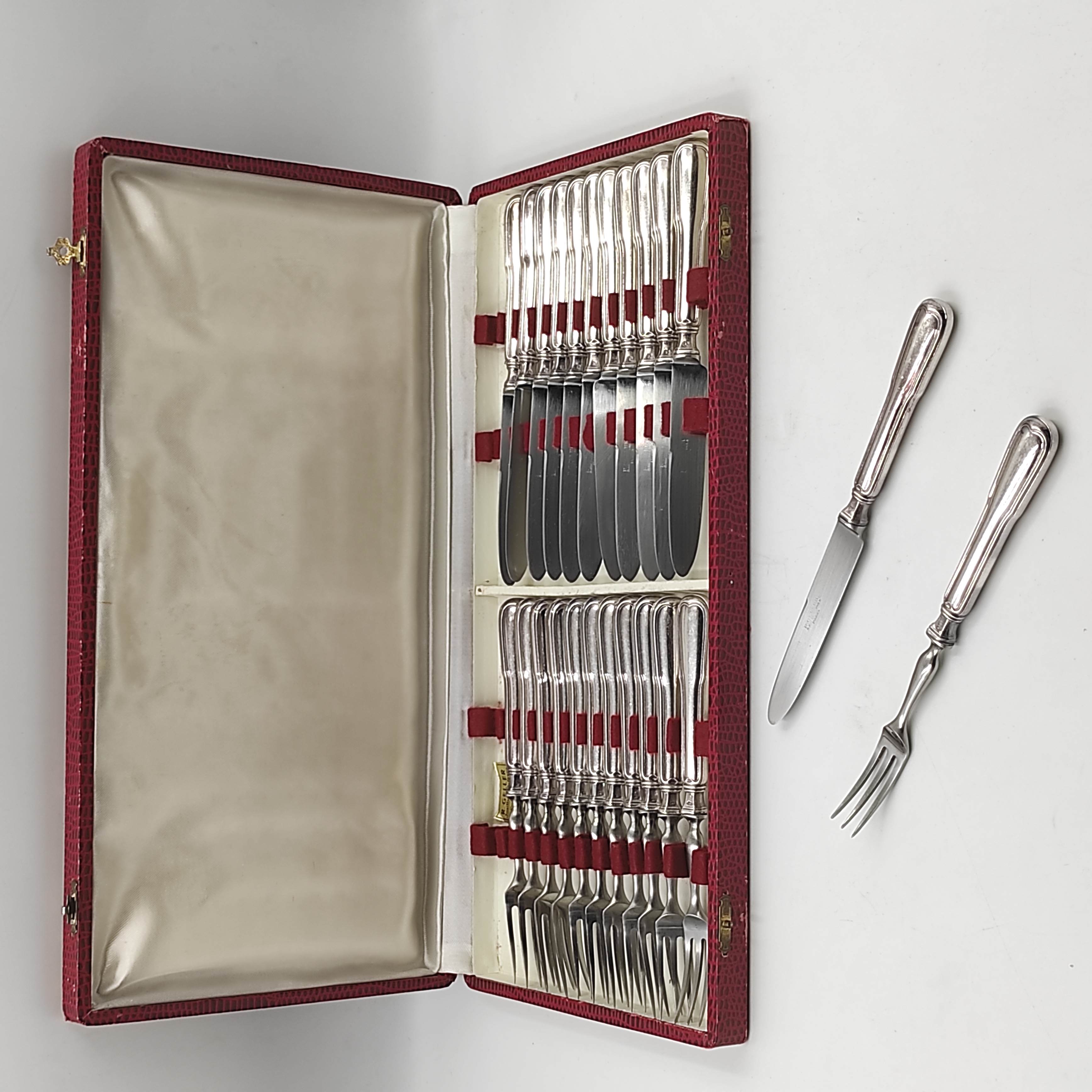 12 COUVERTS A ENTREMETS/FRUITS (24 PIECES) EN METAL ARGENTE + COFFRET 