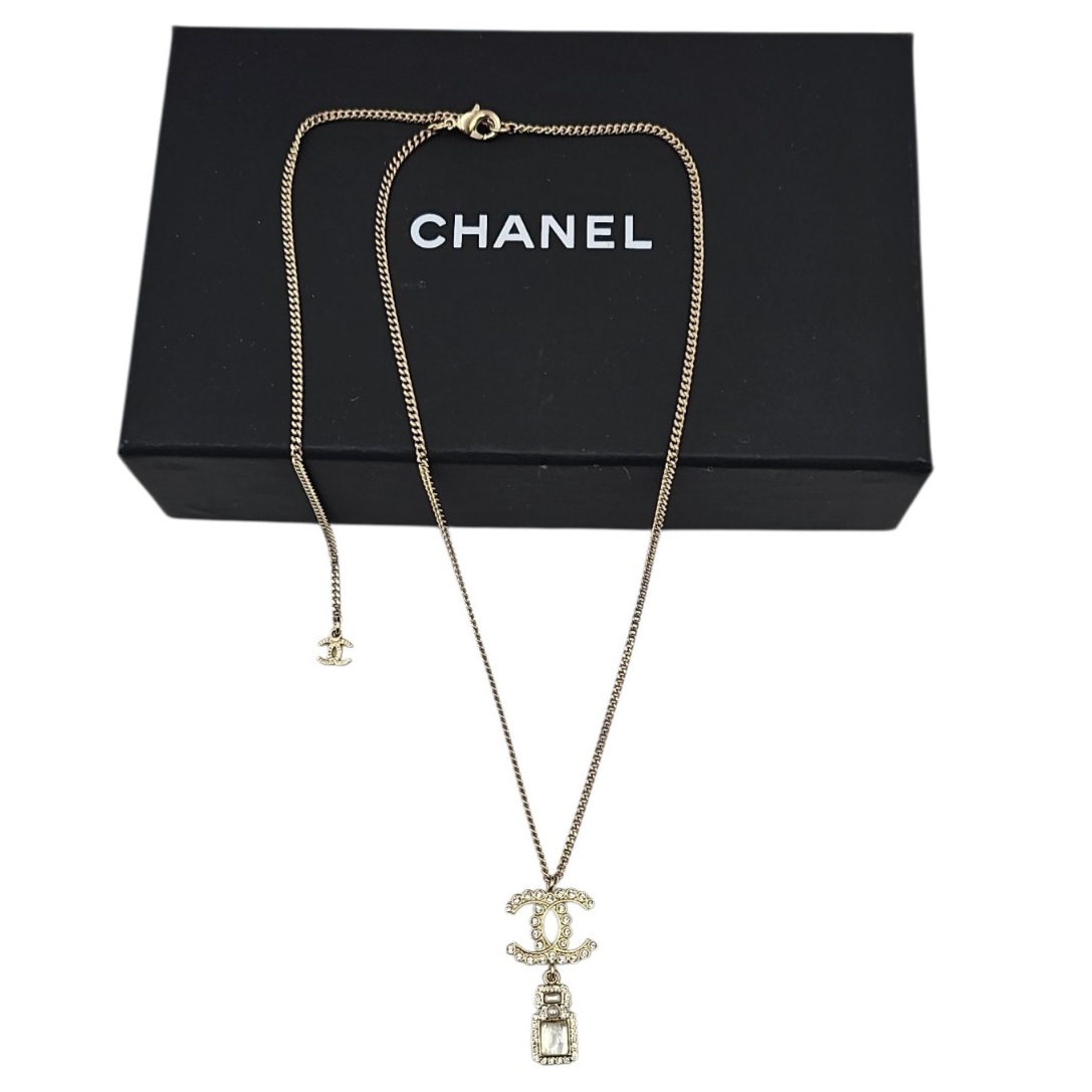 CHANEL COLLIER CC ET PARFUM N°5 METAL DORE STRASS ET NACRE AUT./HIV 2021 + ECRIN