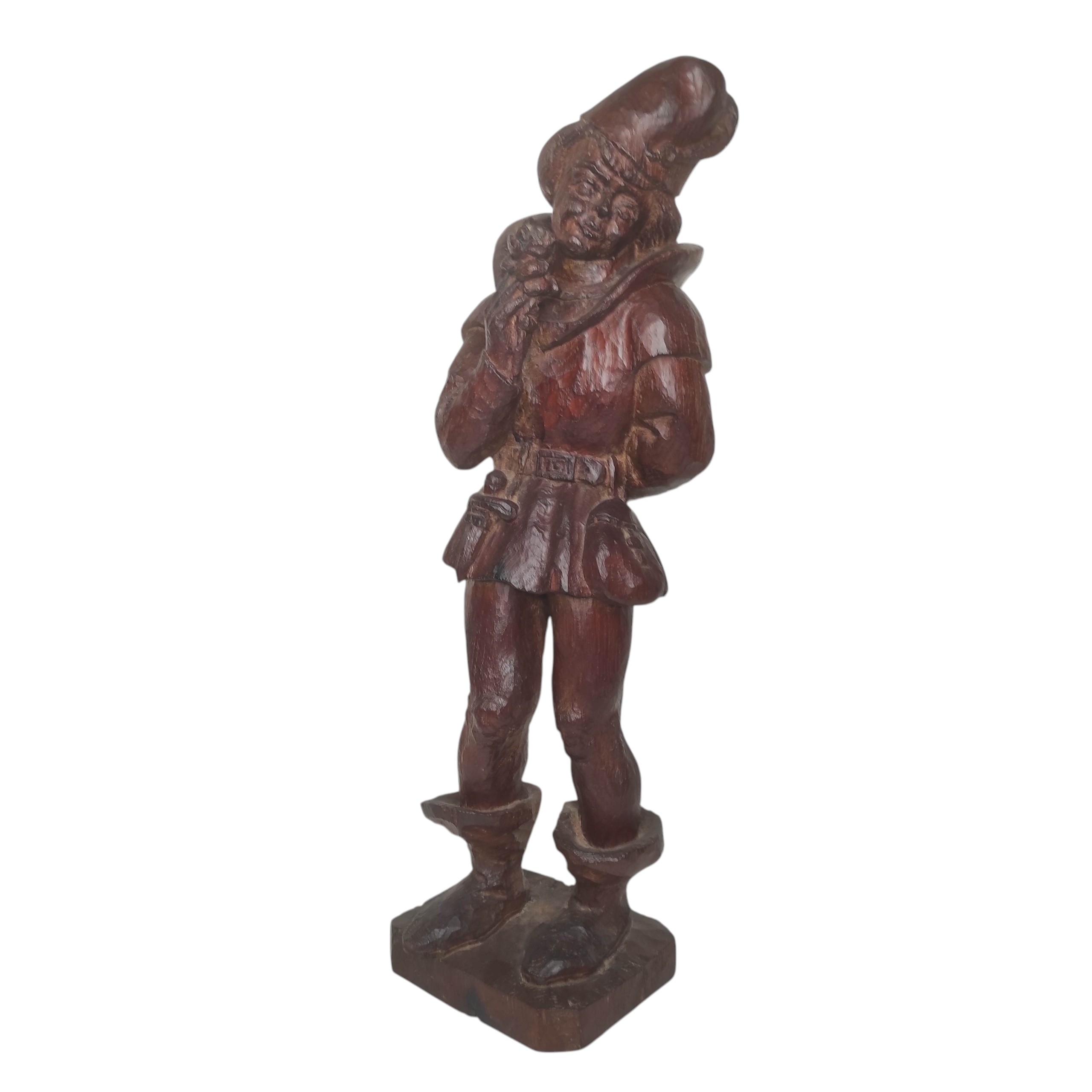 ANCIENNE SCULPTURE EN BOIS LE GALANT A LA ROSE H 61 CM