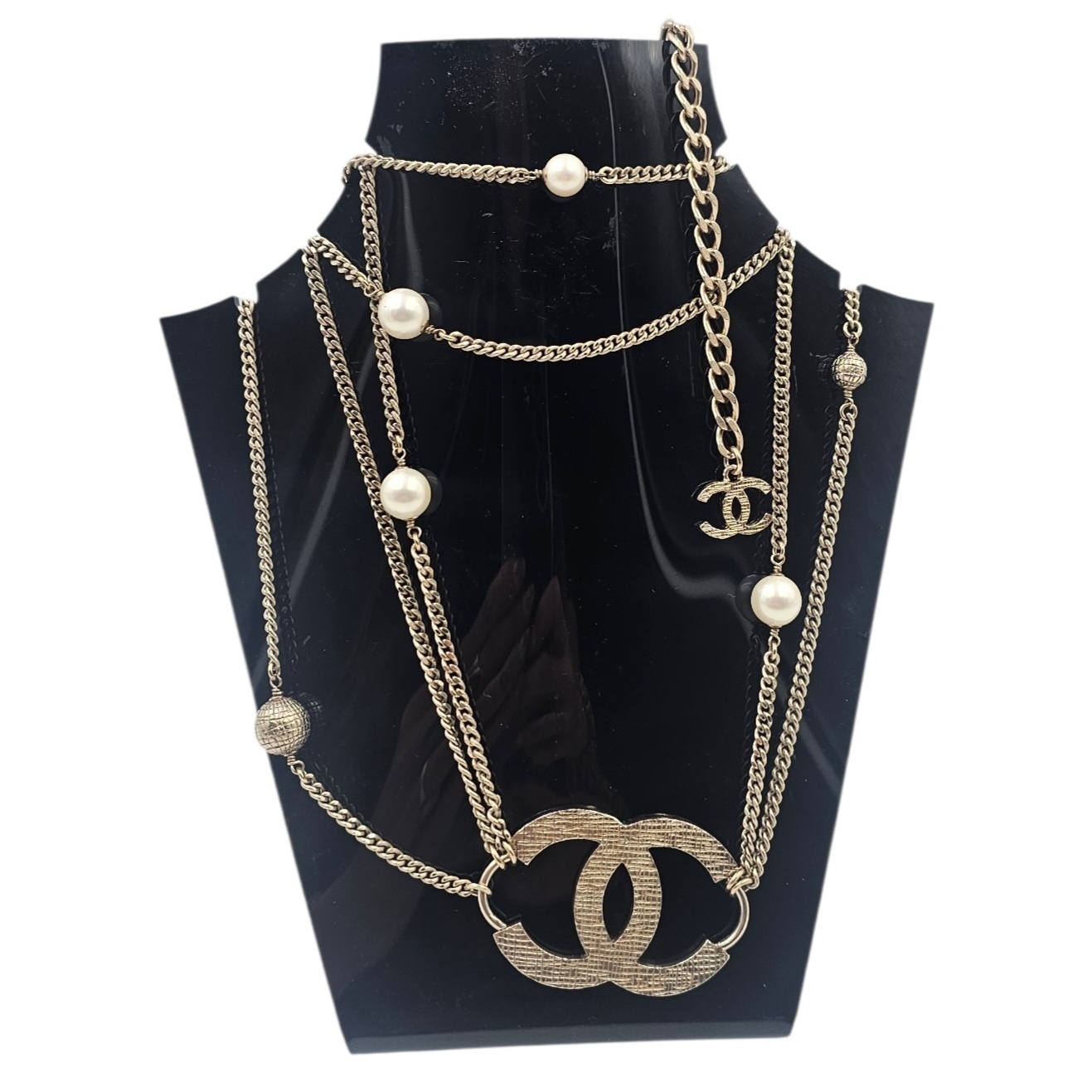 CHANEL PROTOTYPE COLLIER SAUTOIR 3 ET 2 RANGS PERLES ET LOGO CC EN METAL L. 96 