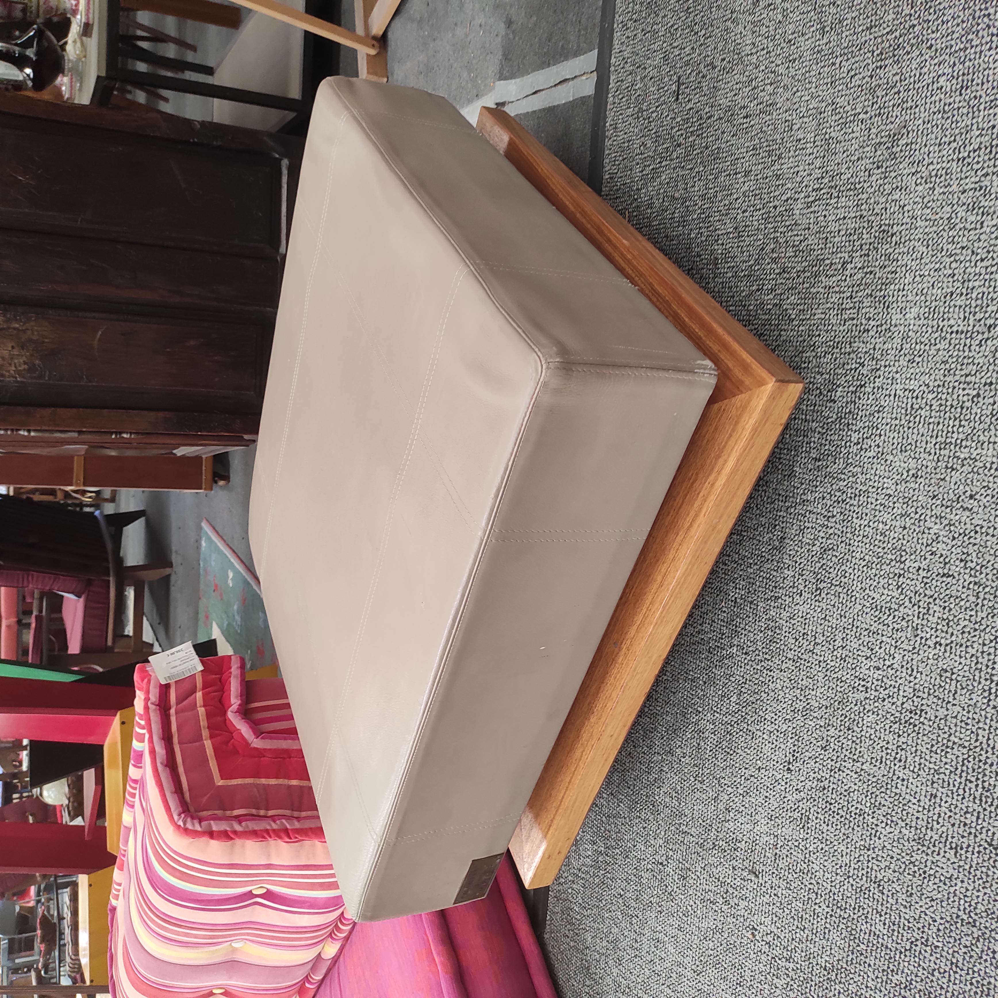 POUF / TABLE BASSE CHENE ET CUIR 75/35/75 CM AGUILERA MIRADOUR 