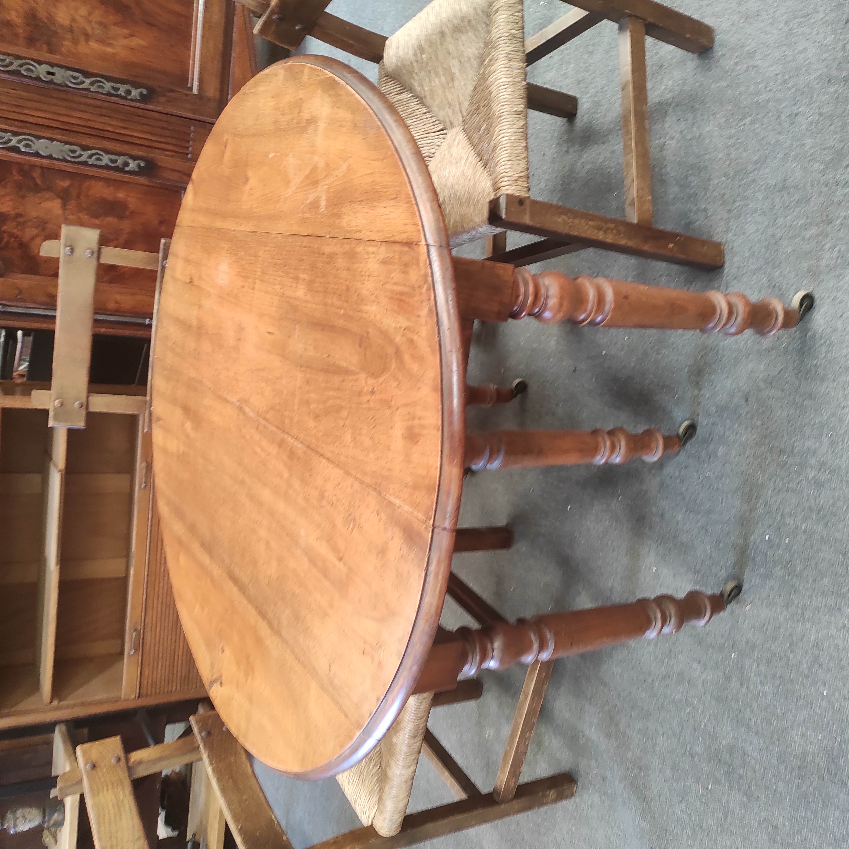 TABLE OVALE EN NOYER 6 PIEDS 115 x 101 x 71 CM
