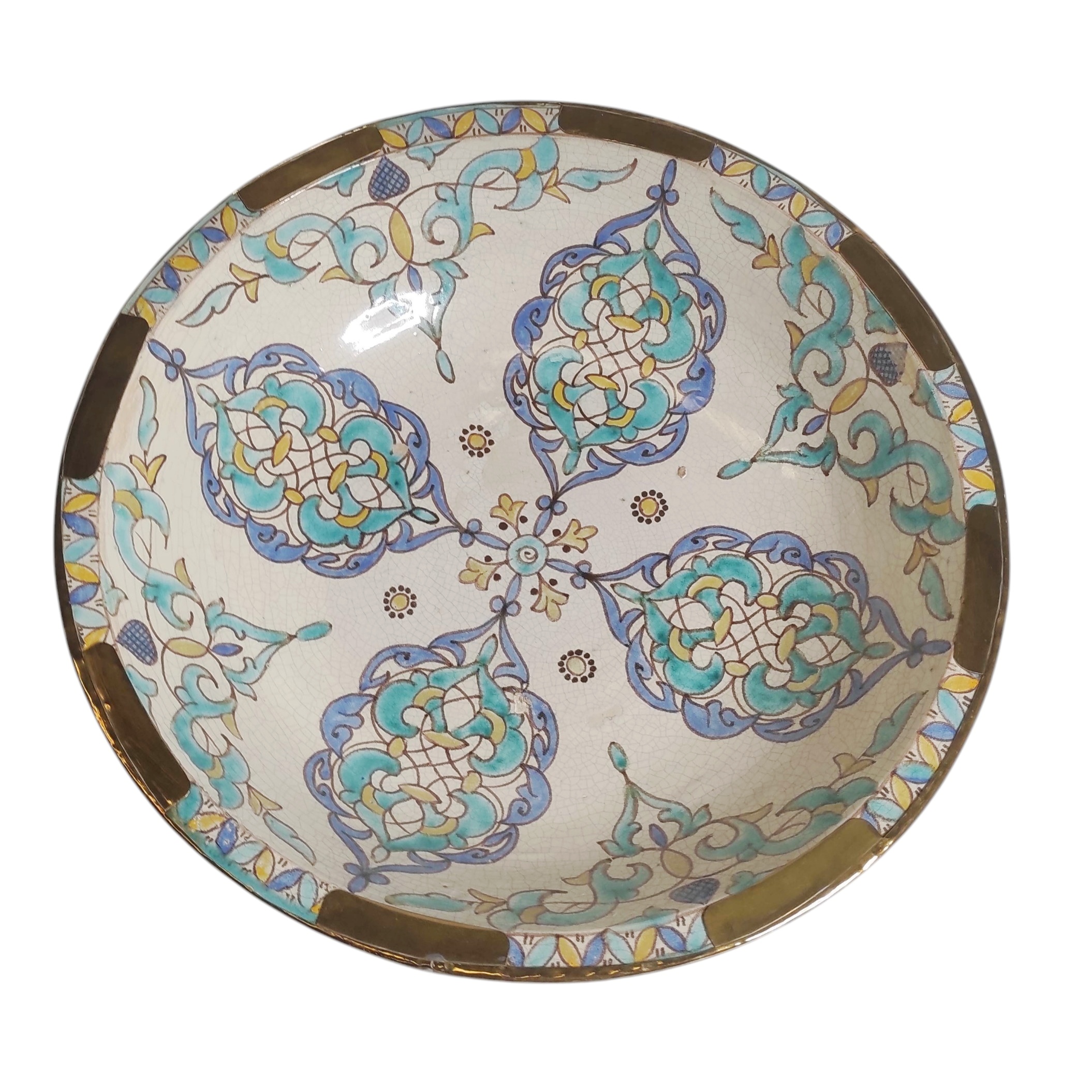IMPORTANT PLAT MAROCAIN EN CERAMIQUE CRAQUELEE ET LAITON