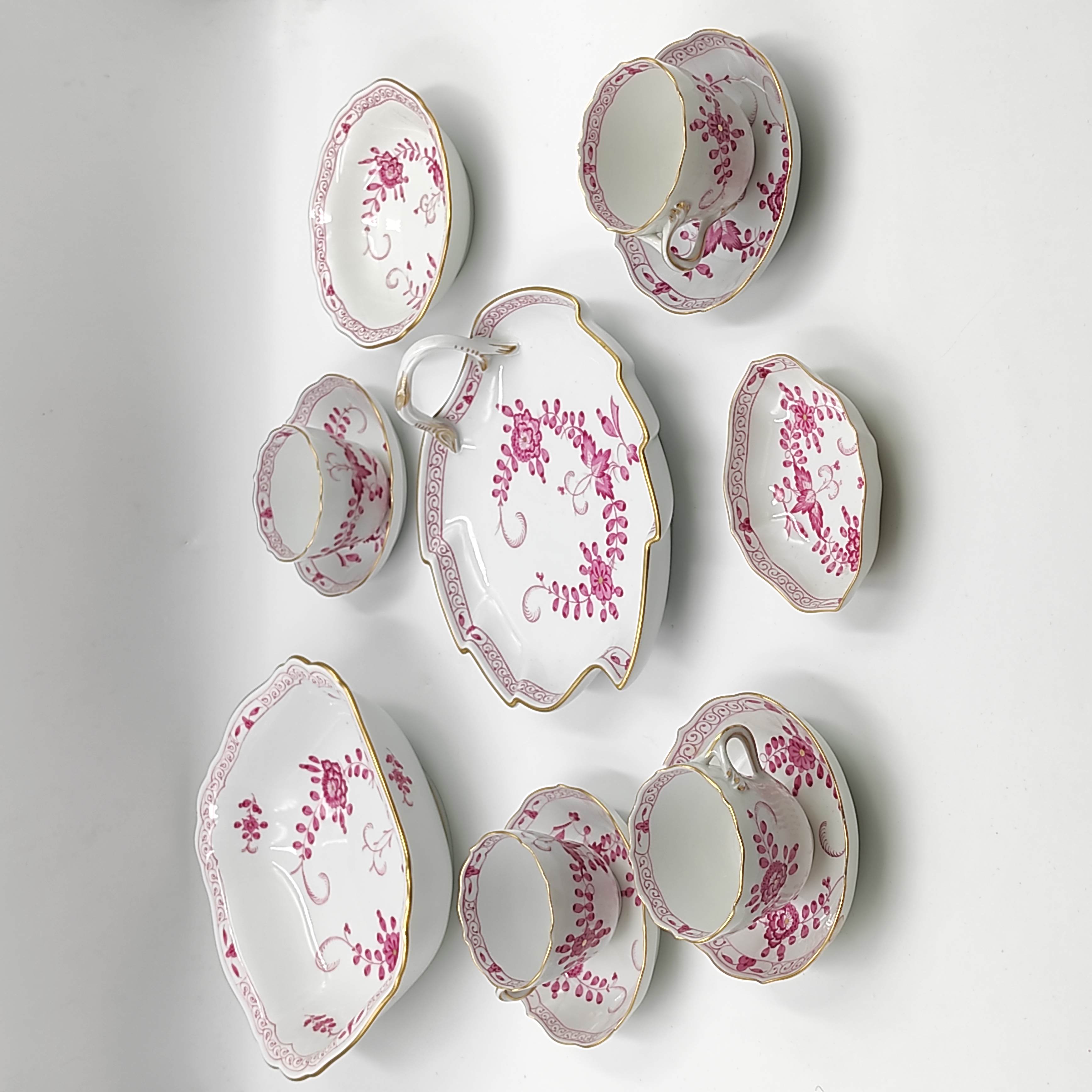 MEISSEN 4 TASSES ET SOUCOUPES + DIVERS PLATS DECOR FLEURS ROSES (PETIT ECLAT)