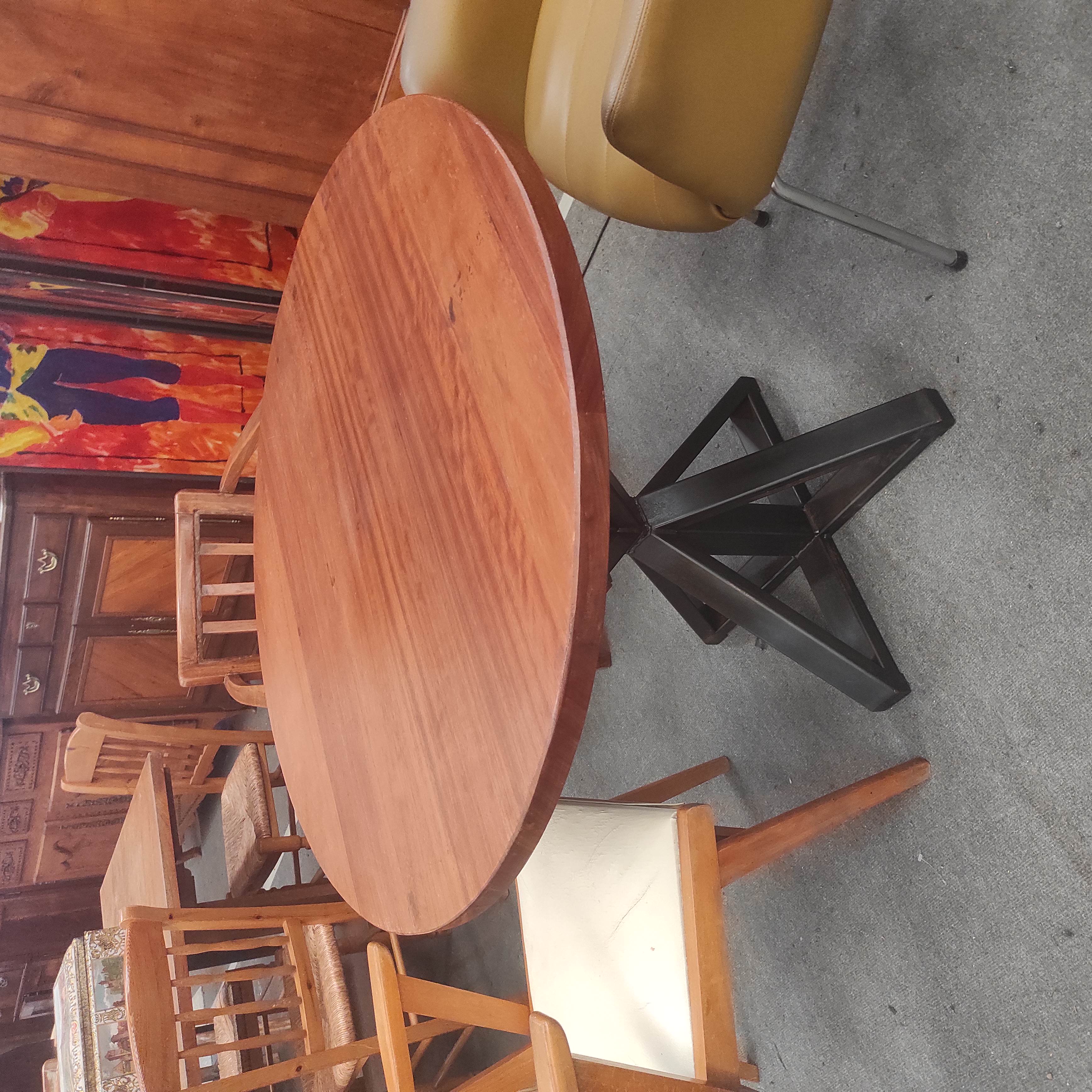 TABLE RONDE PIETEMENT ACIER ET PLATEAU EN IROKO 98 x 77 CM