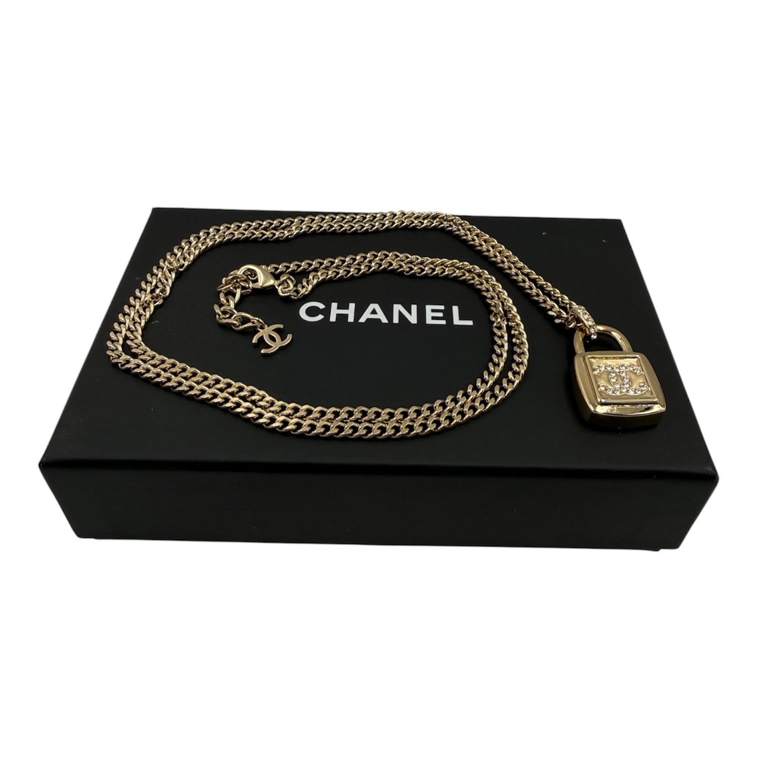 CHANEL COLLIER SAUTOIR PENDENTIF CADENAS EN METAL DORE ET STRASS + BOITE 