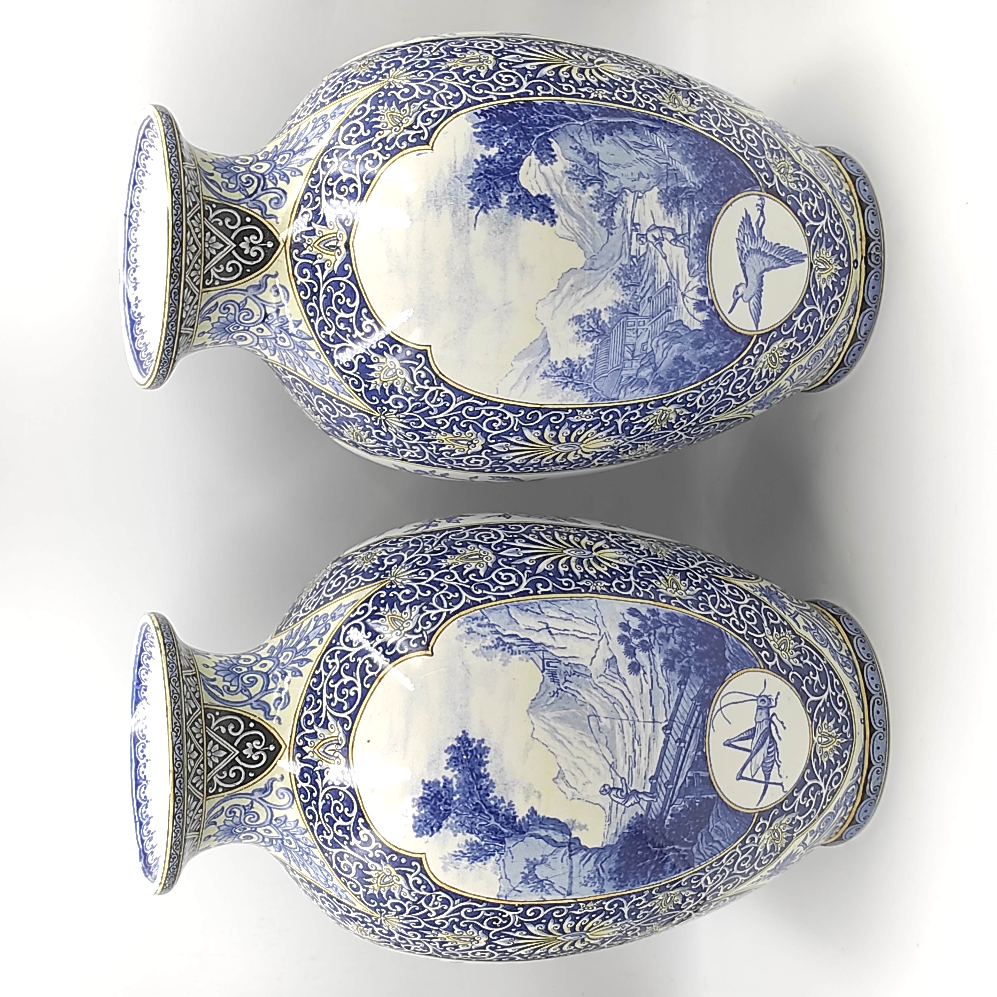 SARREGUEMINES PAIRE DE VASES EN FAIENCE A DECOR DE PAYSANS CHINOIS H 55