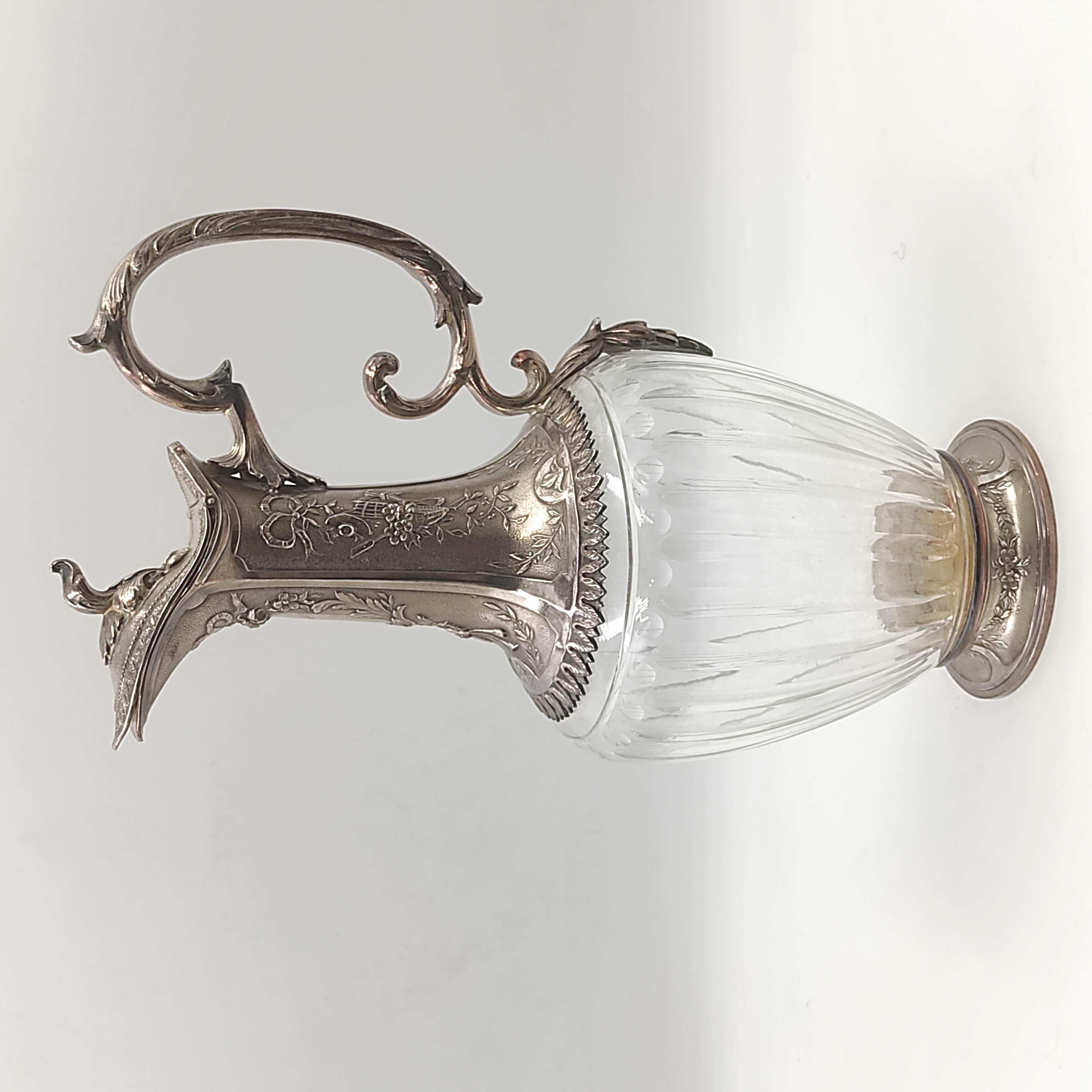 GALLIA AIGUIERE EN CRISTAL ET METAL ARGENTE A DECOR FLORAL