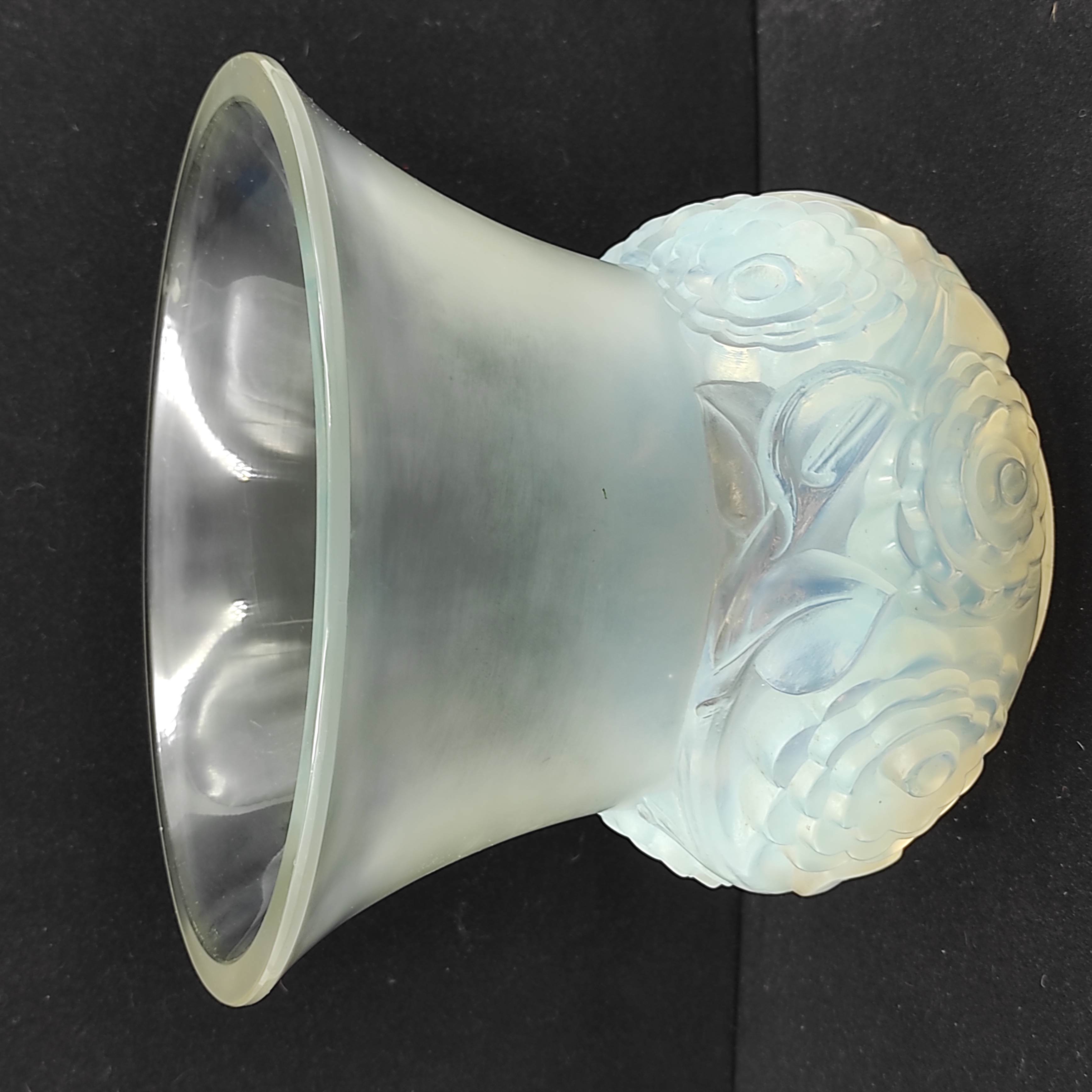 RENE LALIQUE VASE OPALESCENT AUX RENONCULES H 15 CM