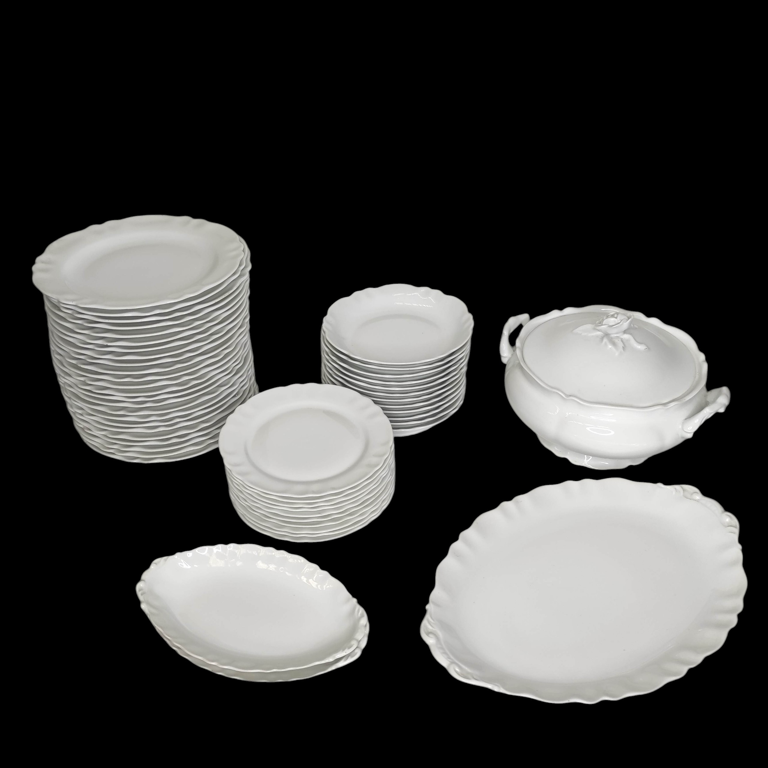 LIMOGES SERVICE DE TABLE EN PORCELAINE BLANCHE CHANTOURNEE (ECLAT)