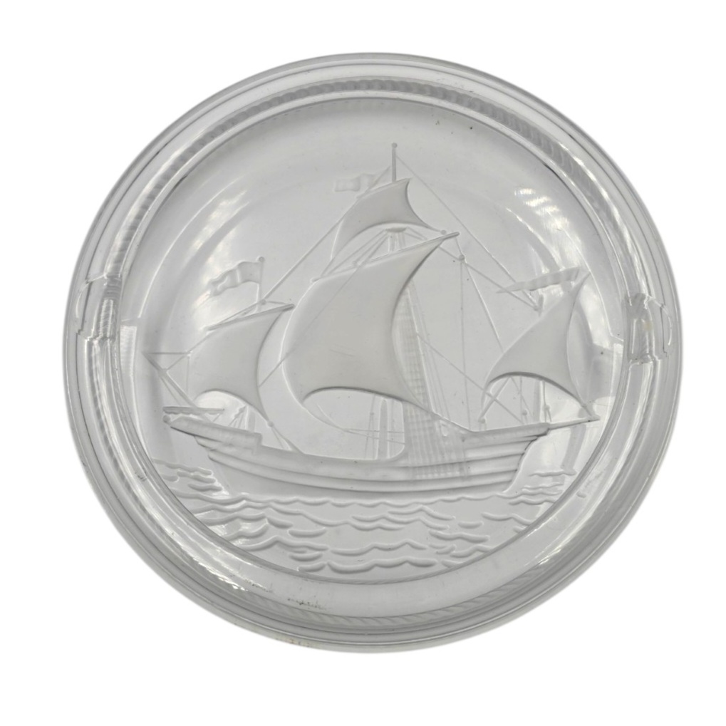LALIQUE FRANCE CENDRIER CIRCULAIRE EN VERRE DEPOLI DECOR VOILIER D. 17CM
