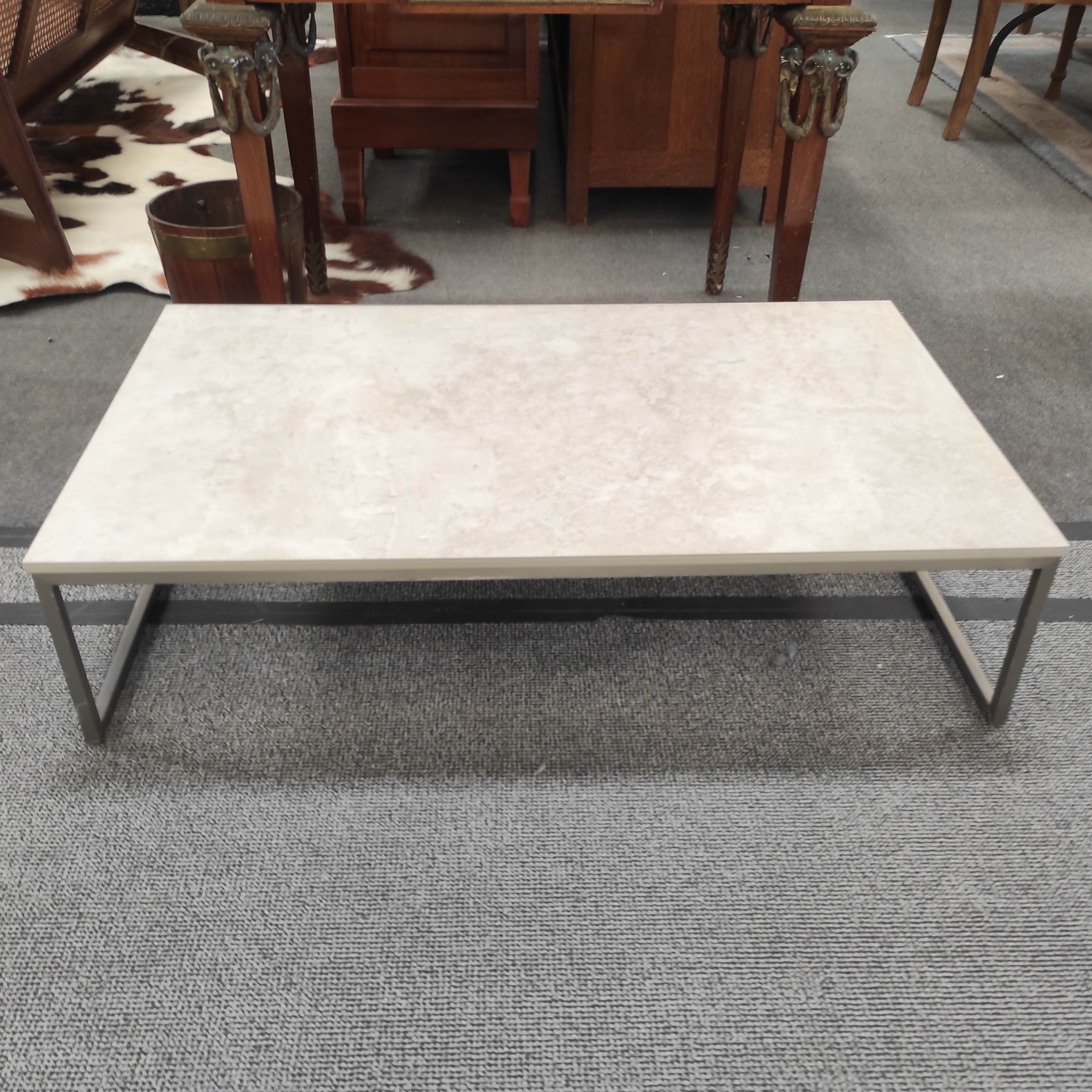 TABLE BASSE CONTEMPORAINE 