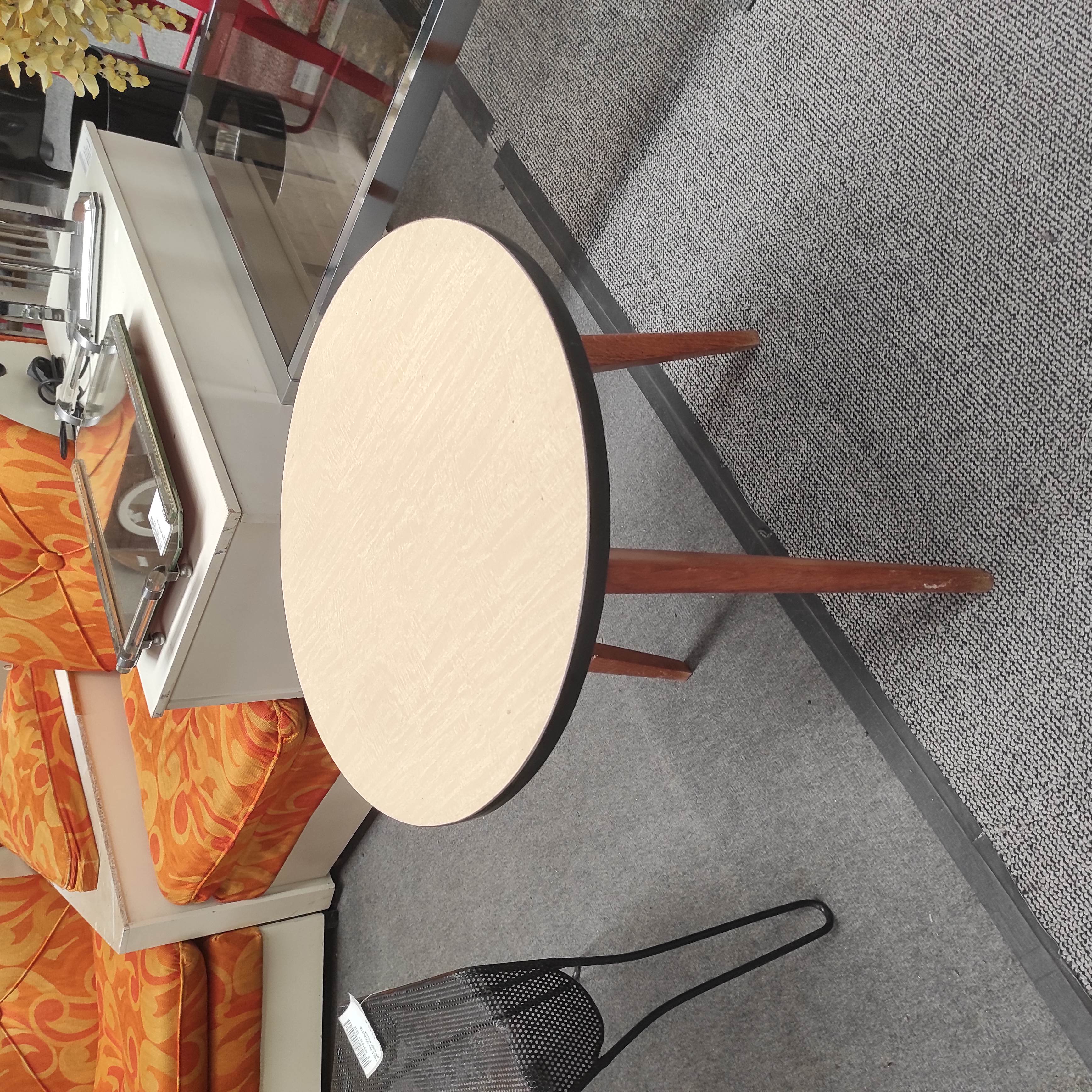 TABLE BASSE JAUNE CIRCULAIRE EN FORMICA 50/50 CM