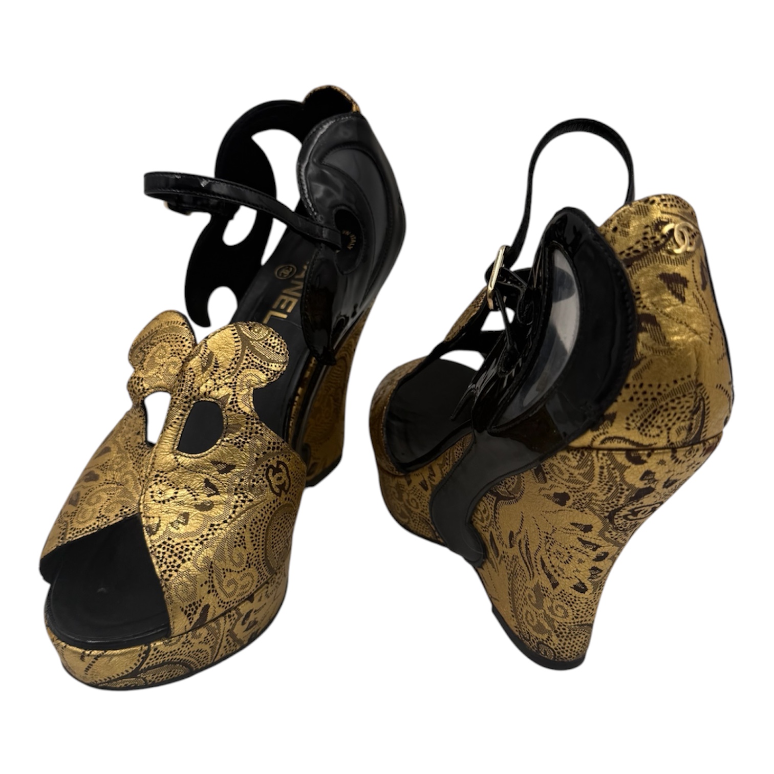 CHANEL SANDALES COMPENSEES A BOUT OUVERT OR ET NOIR FACON BROCART T.40