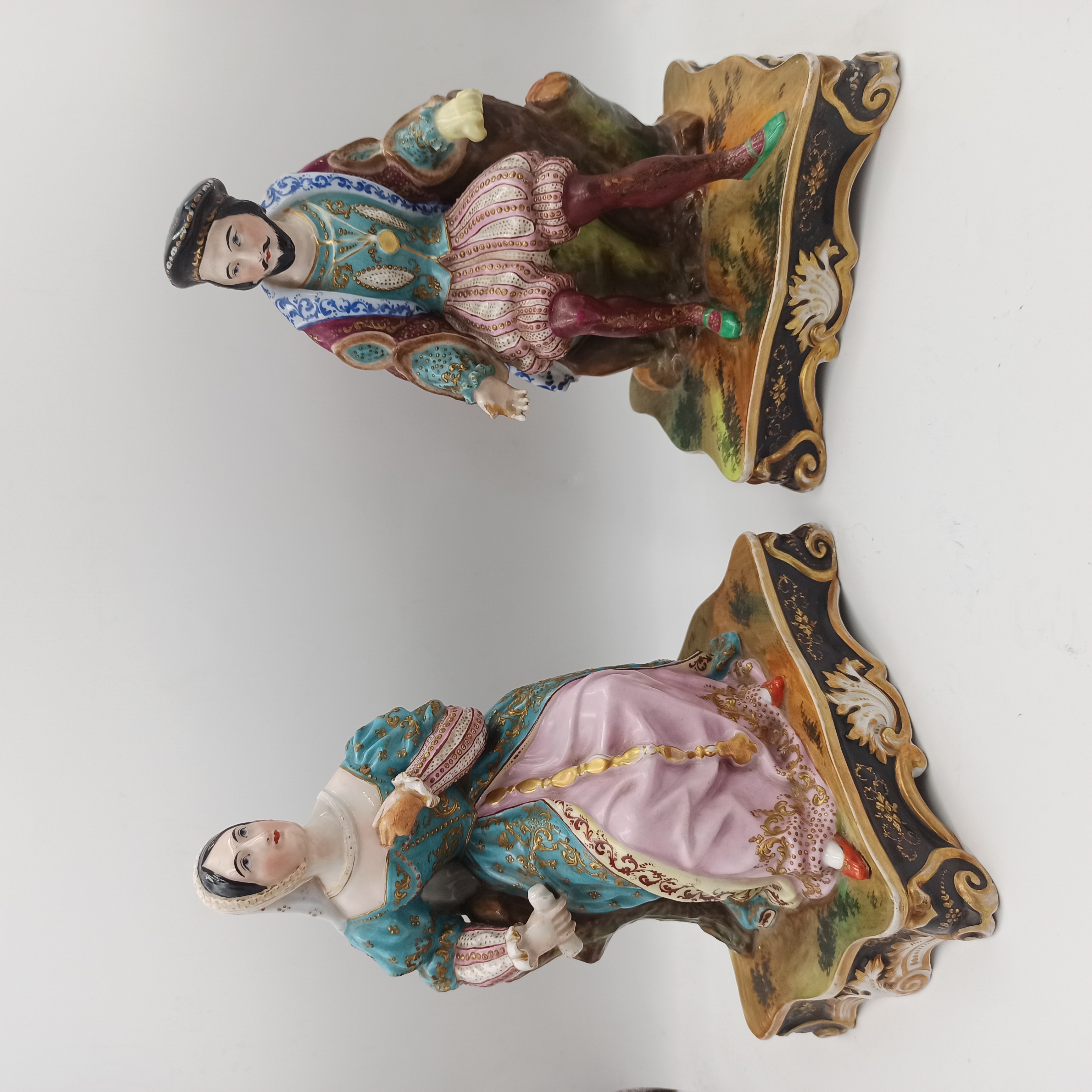 PAIRE DE PERSONNAGES RENAISSANCE EN PORCELAINE POLYCHROME H 26 CM