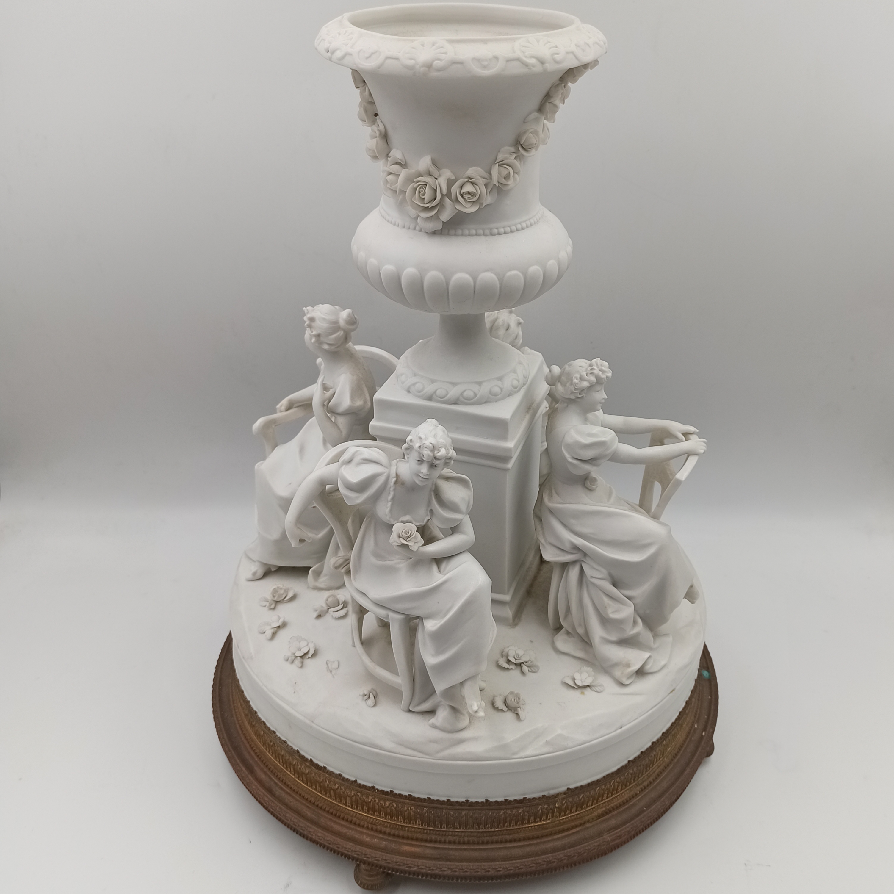 GROUPE DE BISCUIT MANEGE A DECOR DE VASQUE MEDICIS EN L ETAT H 35 CM