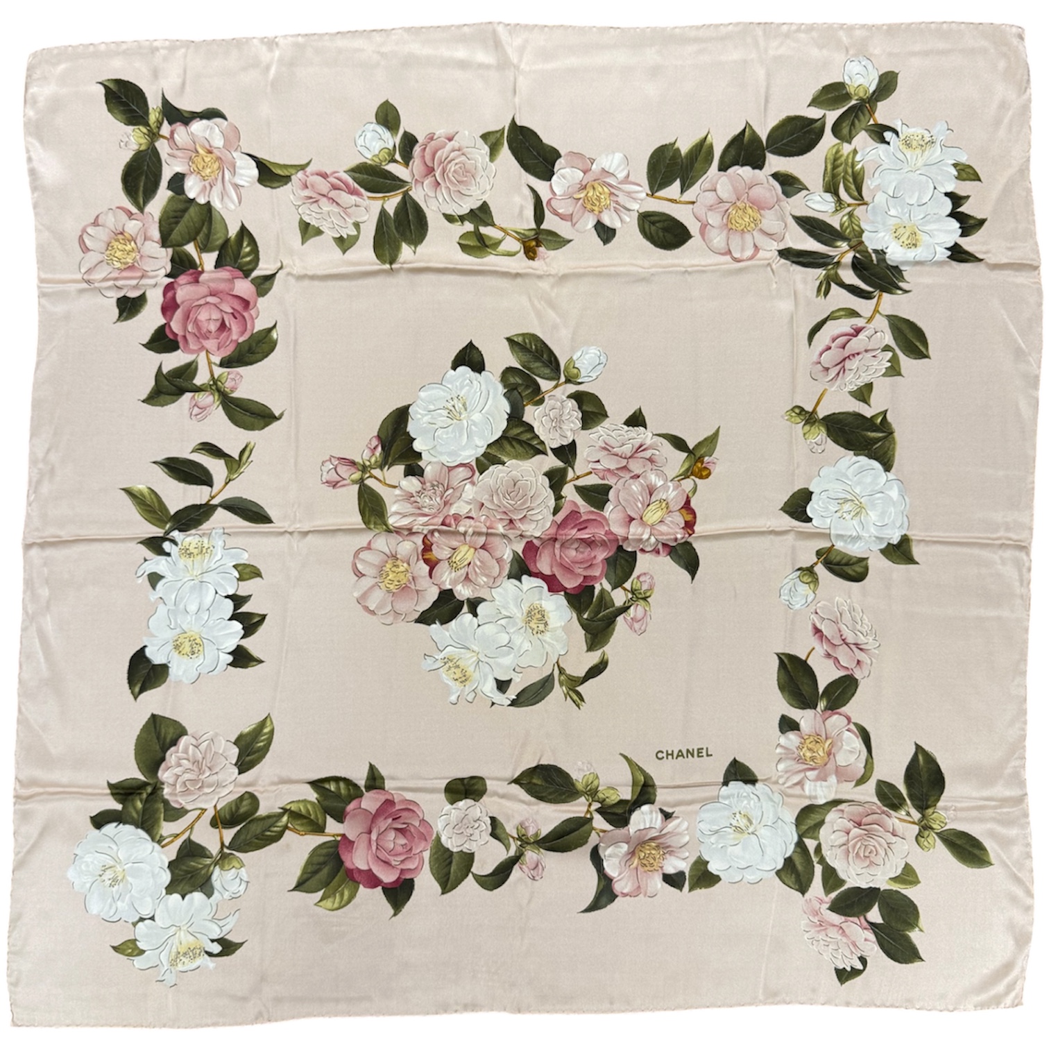 CHANEL CARRE ROSES ET CAMELIAS EN SOIE FOND ROSE 89 x 89 CM ENVIRON