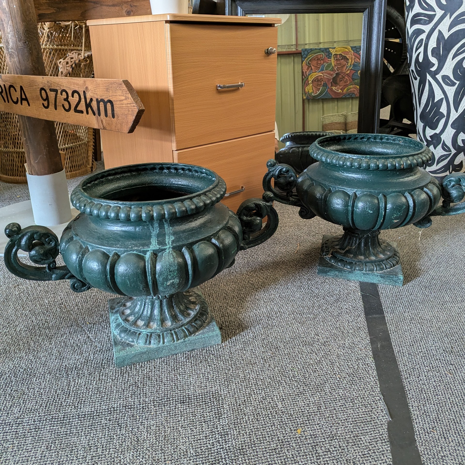 PAIRE DE JARDINIERES A GODRONS EN FONTE H 38 CM DIAM 60 CM