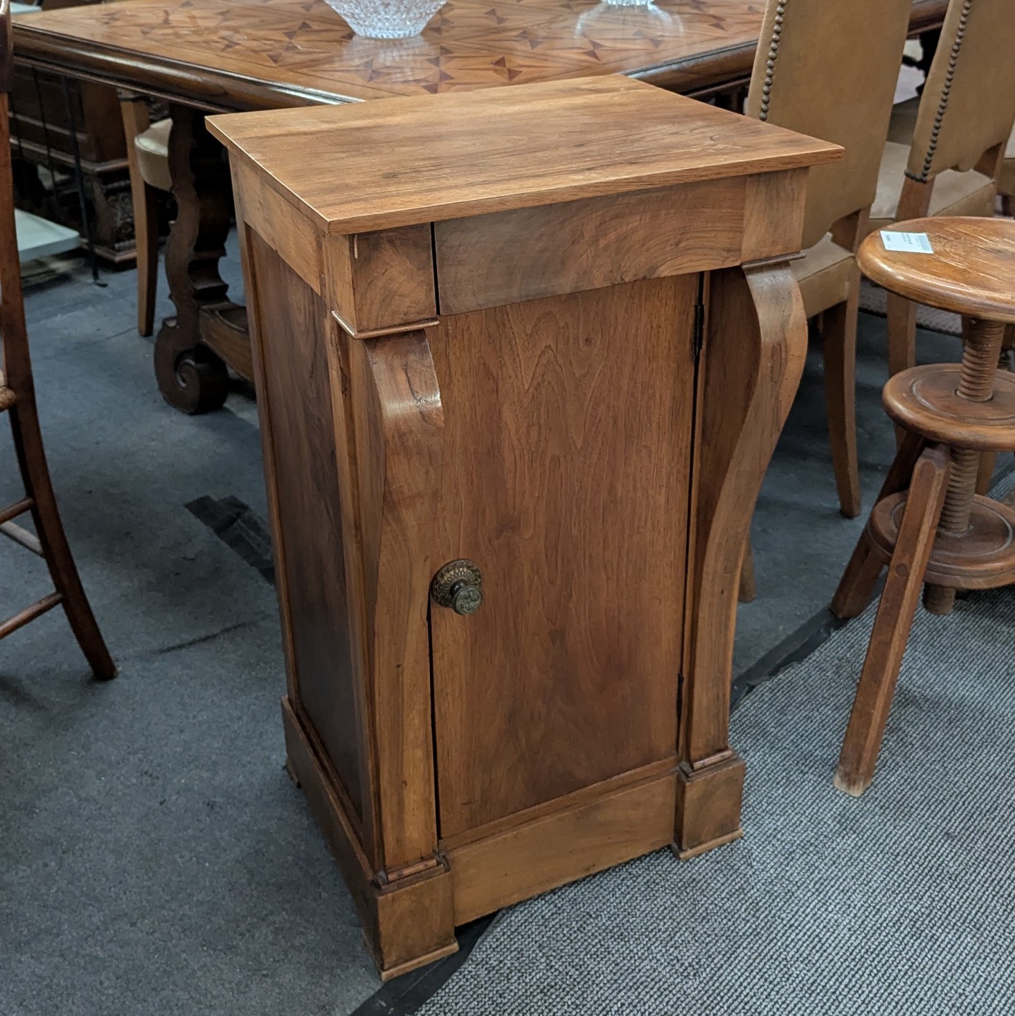 CHEVET A JAMBAGES EN NOYER 80 x 45 x 38 CM