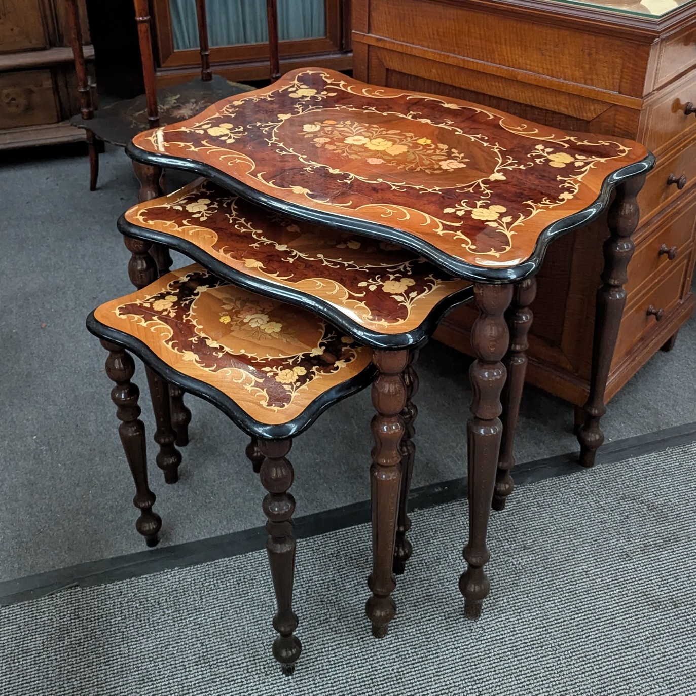 3 TABLES GIGOGNES PLATEAUX MARQUETES A DECOR FLORAL