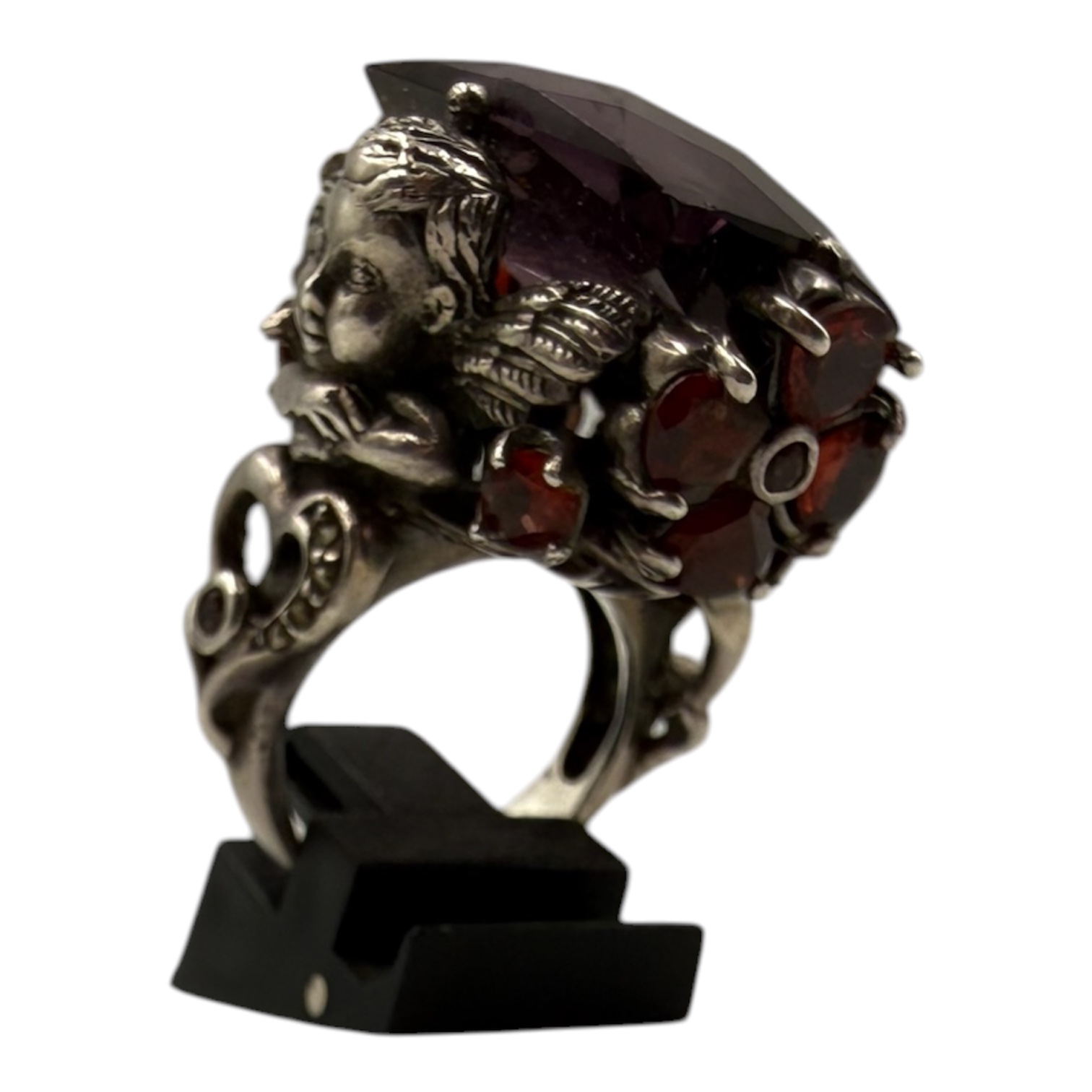 BAGUE STYLE BAROQUE AUX PUTTI EN ARGENT (925) PIERRE VIOLETTE PB 20.9 GR