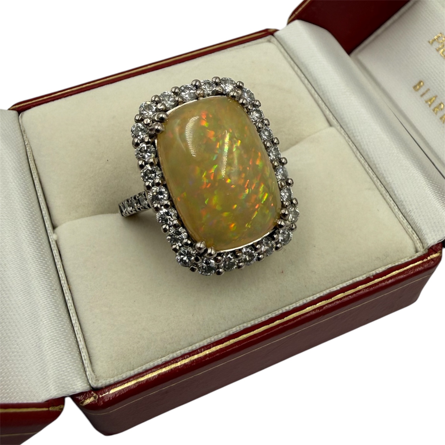 BAGUE OPALE DE FEU SUR OR (AIGLE) SERTIE 32 DIAMANTS (2.40 C) PB 17.38 GR T.57