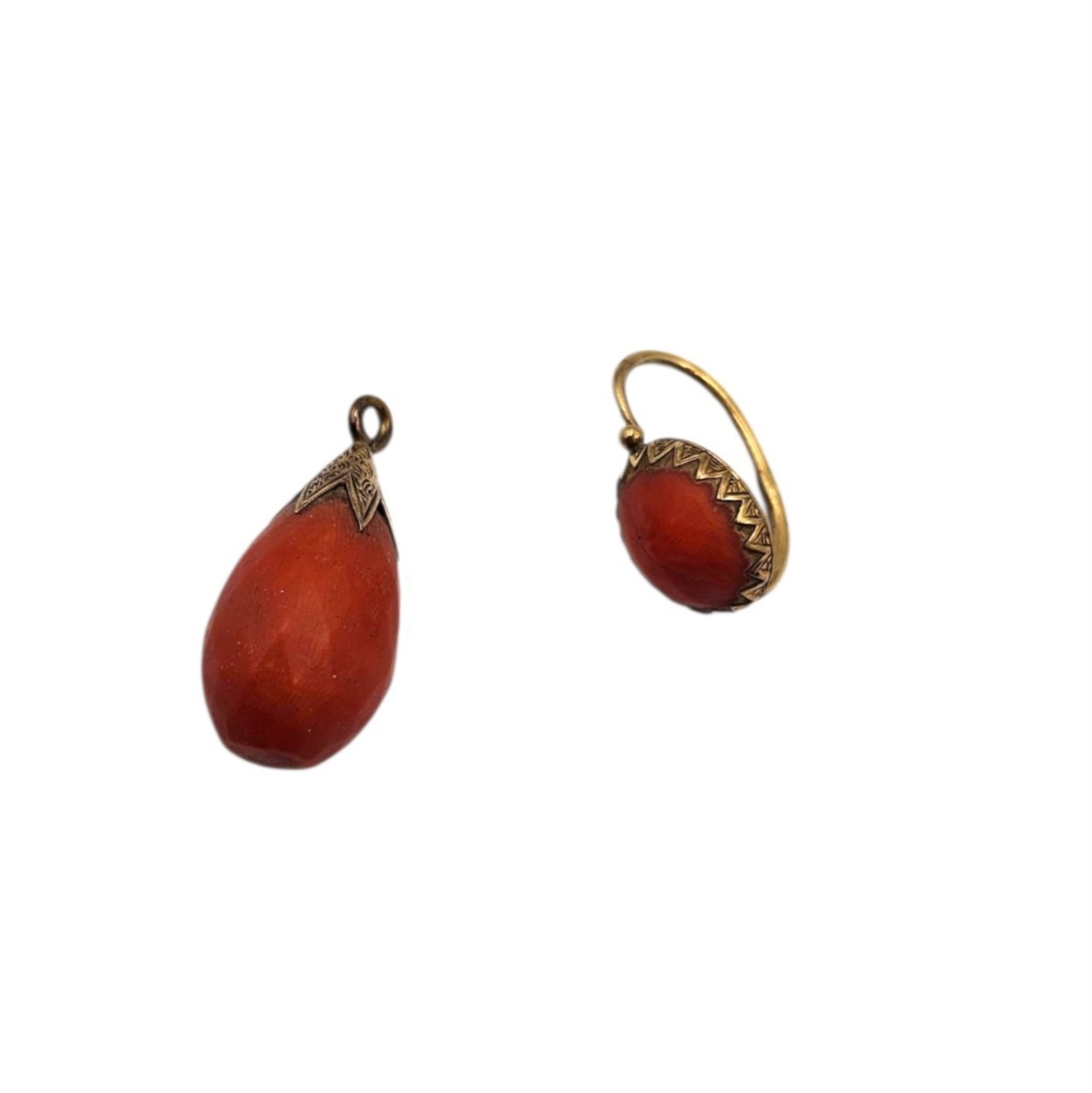 MONO  BOUCLE DORMEUSE AVEC PENDENTIF EN OR (AIGLE)  ET CORAIL ? PB 5.92 GR