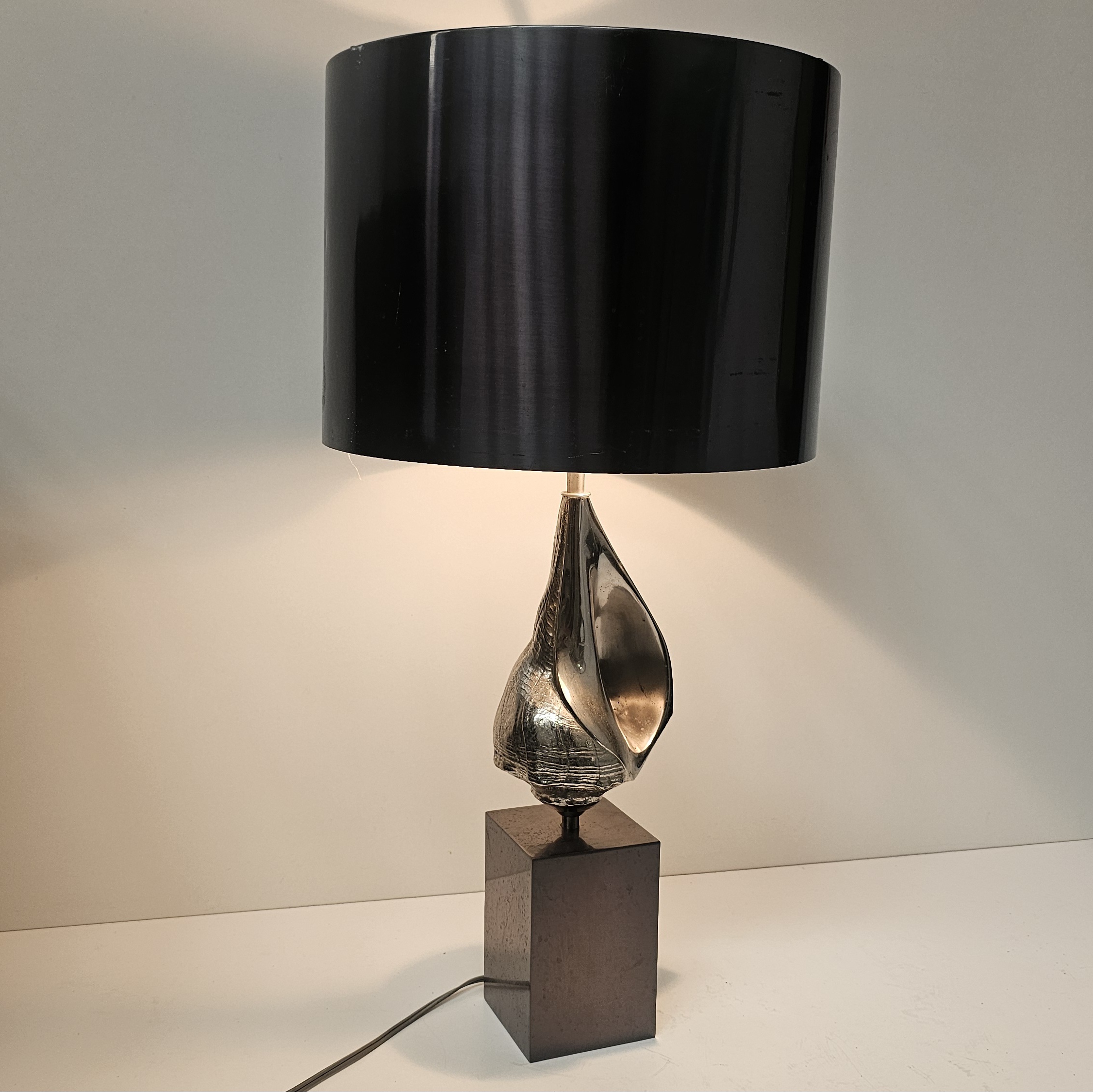 LAMPE EN ACIER DLG DE MAISON CHARLES A DECOR DE COQUILLAGE  H 69 CM