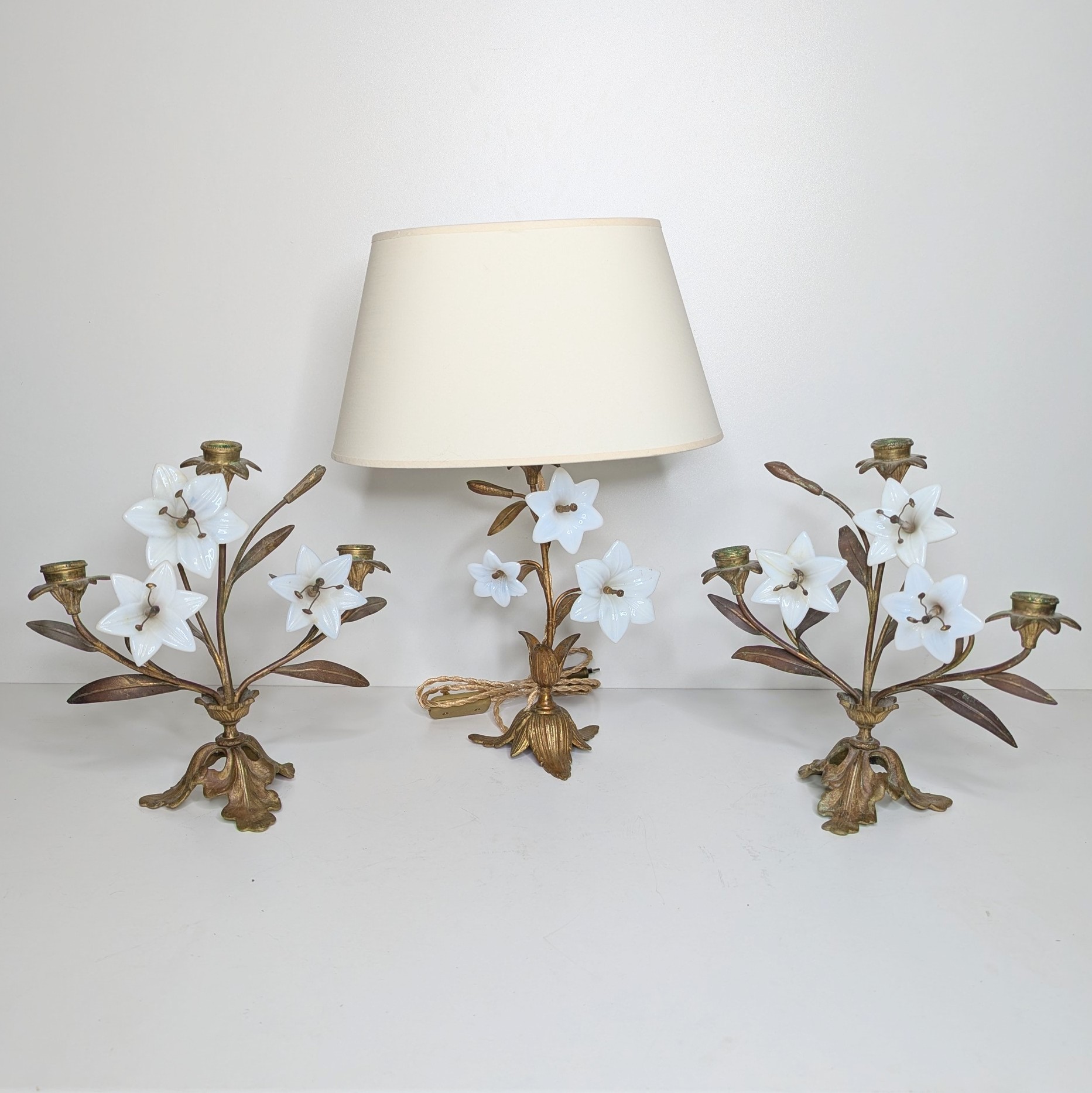 3 CHANDELIERS D EGLISE 28 CM DONT 1 MONTE EN LAMPE FLEURS EN OPALINE