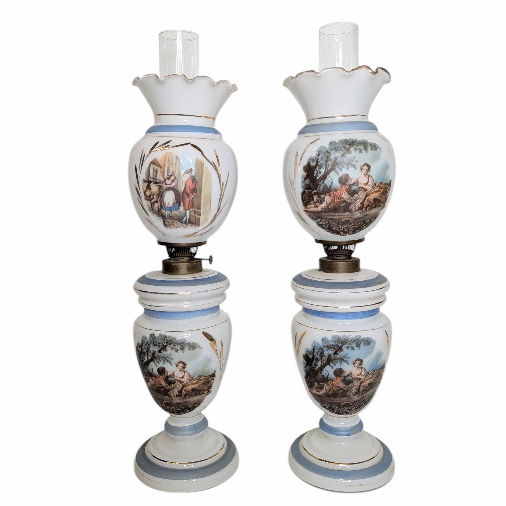 PAIRE DE LAMPES A PETROLE EN OPALINE BLANCHE ET BLEUE (PETIT ECLAT) H 60 CM