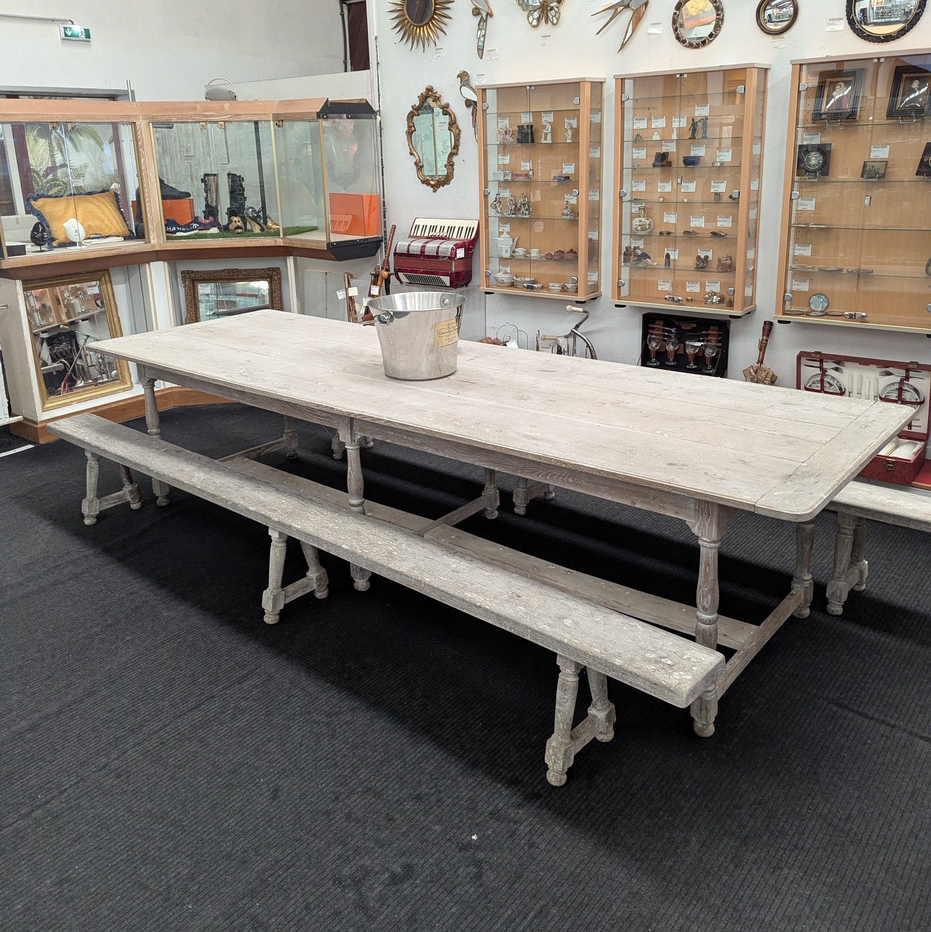 GRANDE TABLE DE FERME + PAIRE DE BANCS EN CHENE MASSIF 324/75/99 CM
