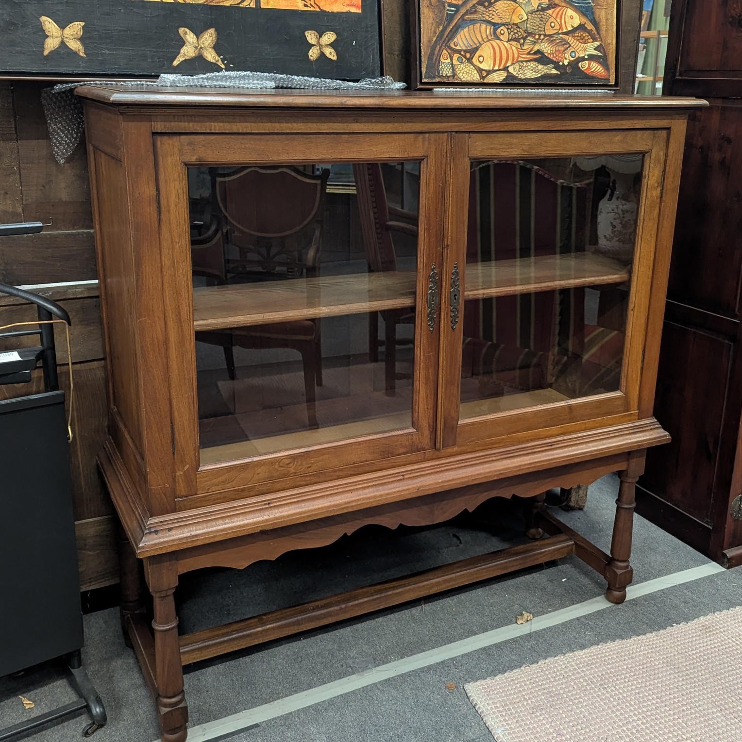 VITRINE DE PRESENTATION 2 PORTES SUR CONSOLE AVEC ENTRETOISE 136/13/49 CM