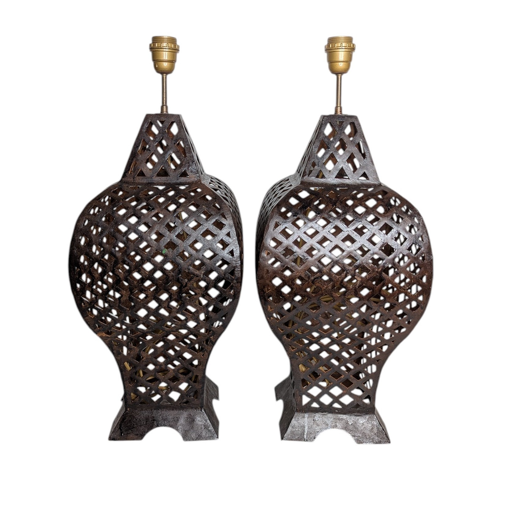 PAIRE DE PIEDS DE LAMPES EN FER CROISE H 65 CM