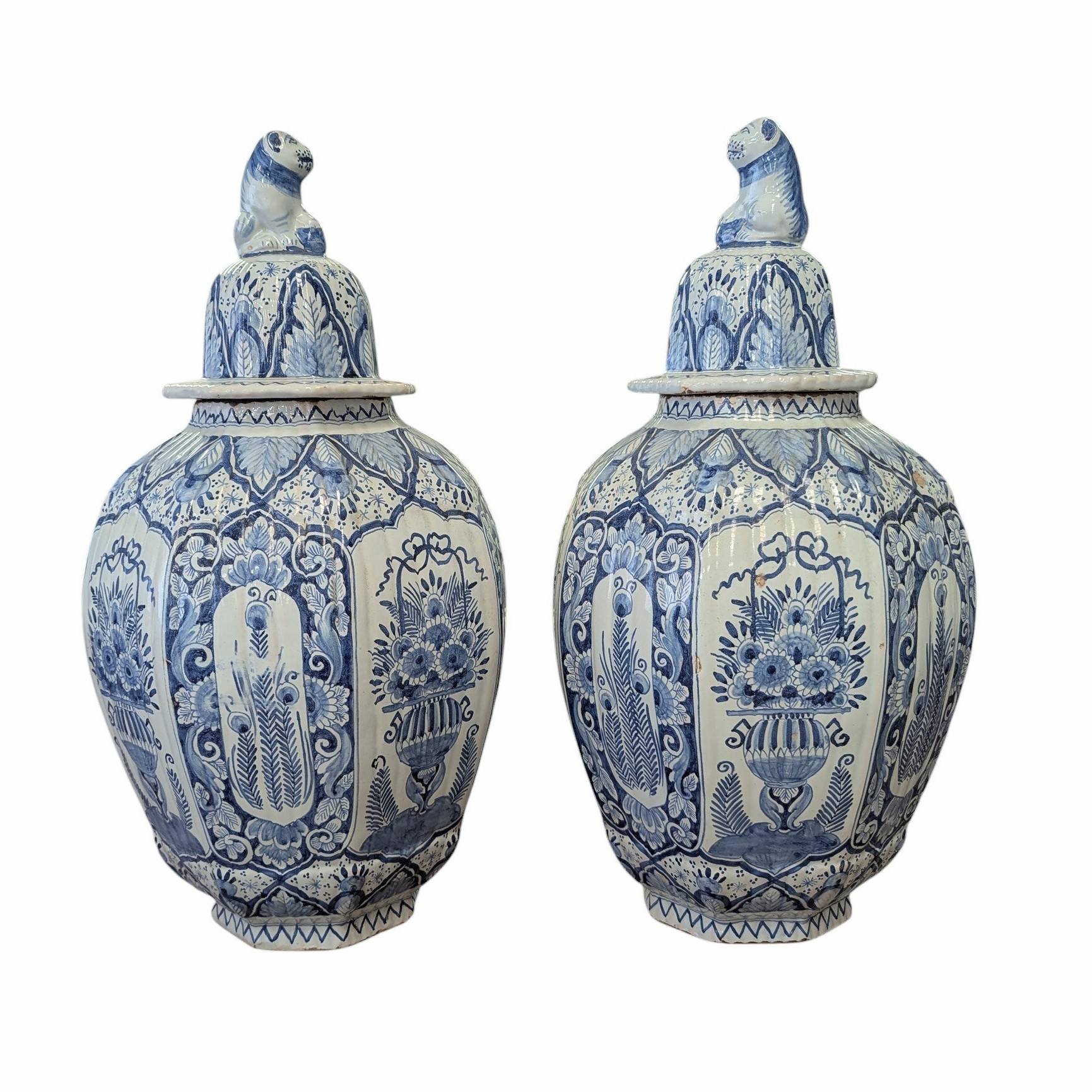 DELFT PAIRE D URNES COUVERTES A DECOR DE LIONS H 50 CM