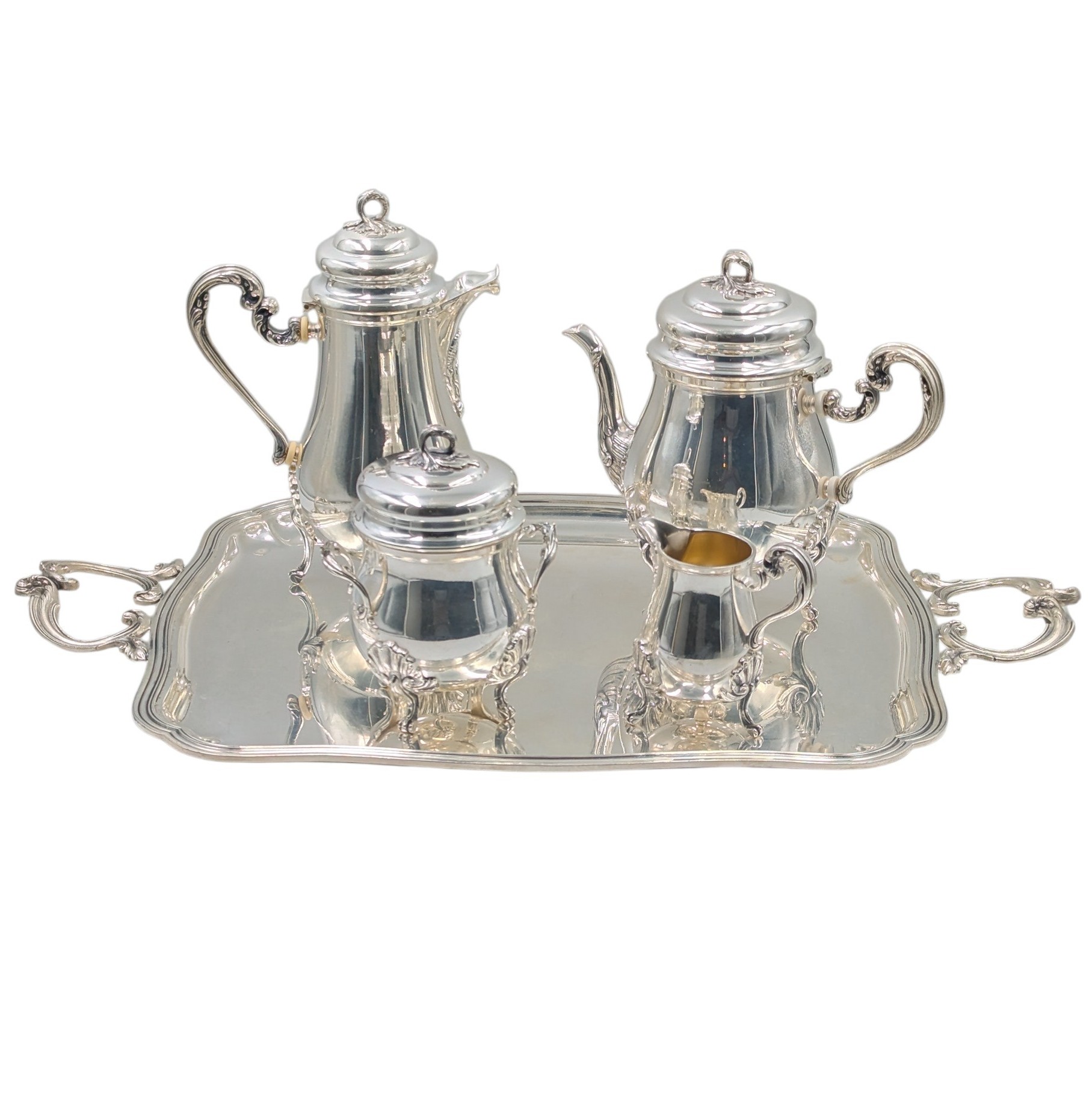4 PIECES DE FORME SUR PLATEAU DE SERVICE EN METAL ARGENTE DE STYLE LOUIS XV