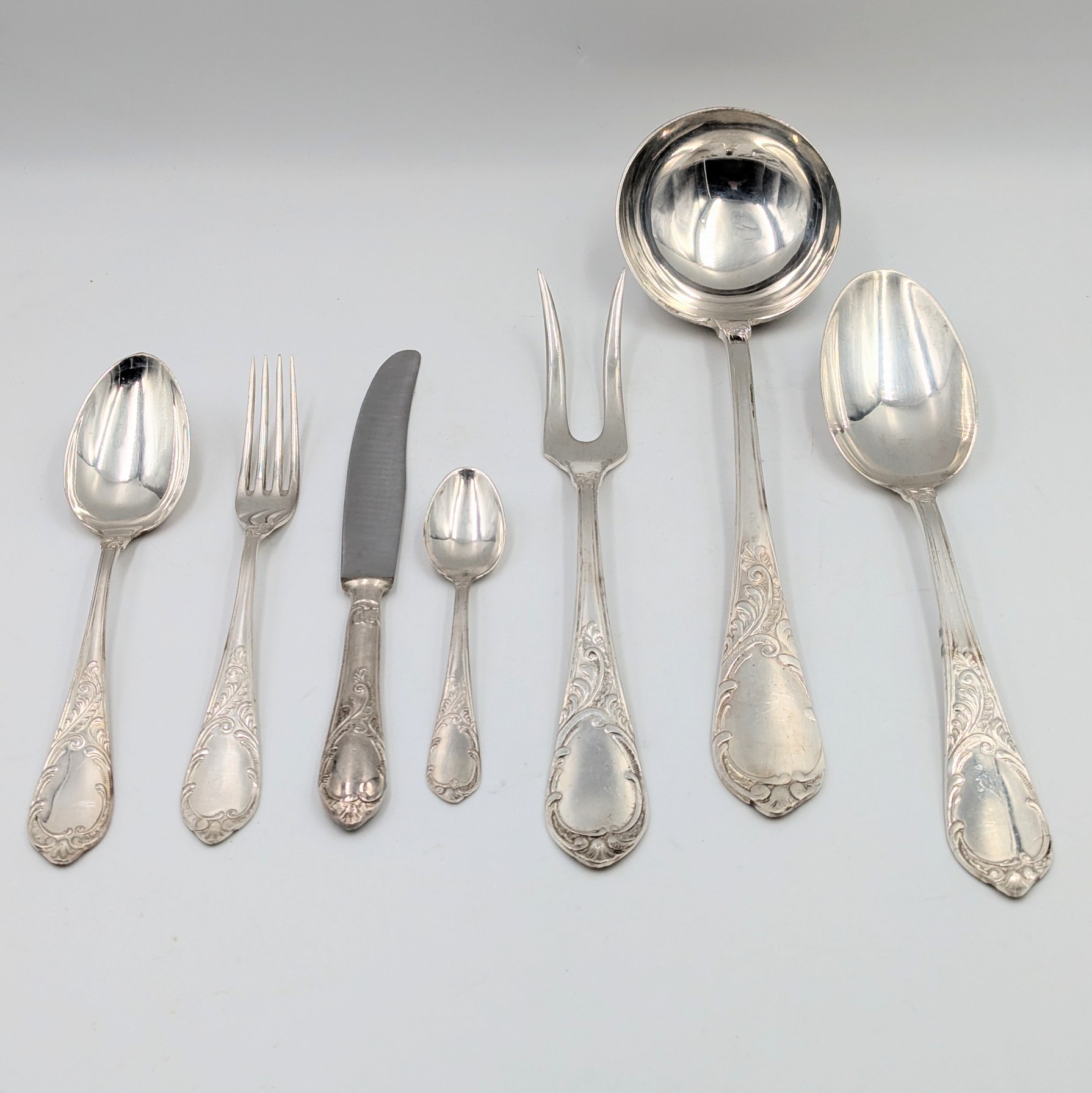 MENAGERE DE 51 PIECES COUVERTS DE TABLE (36 OIECES) 12 CUILLERES CAFE +3 PIECES